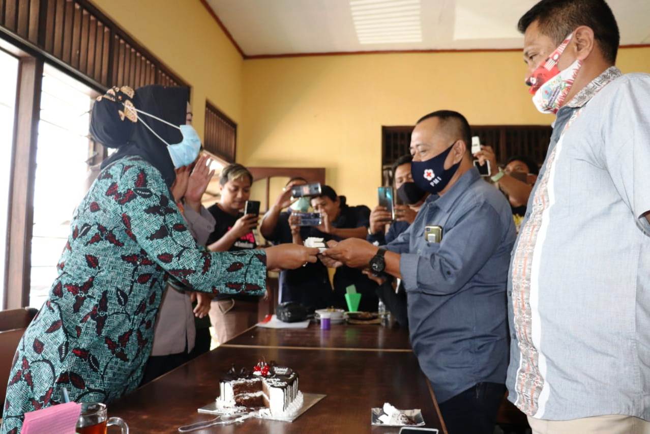 BUPATI Brebes Idza Priyanti (kiri).