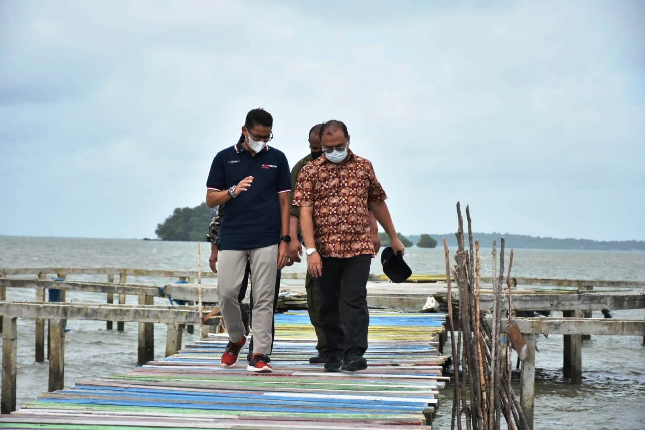 Menparekraf Sandiaga Uno (kiri) dan Gubernur Babel Erzaldi Rosman.