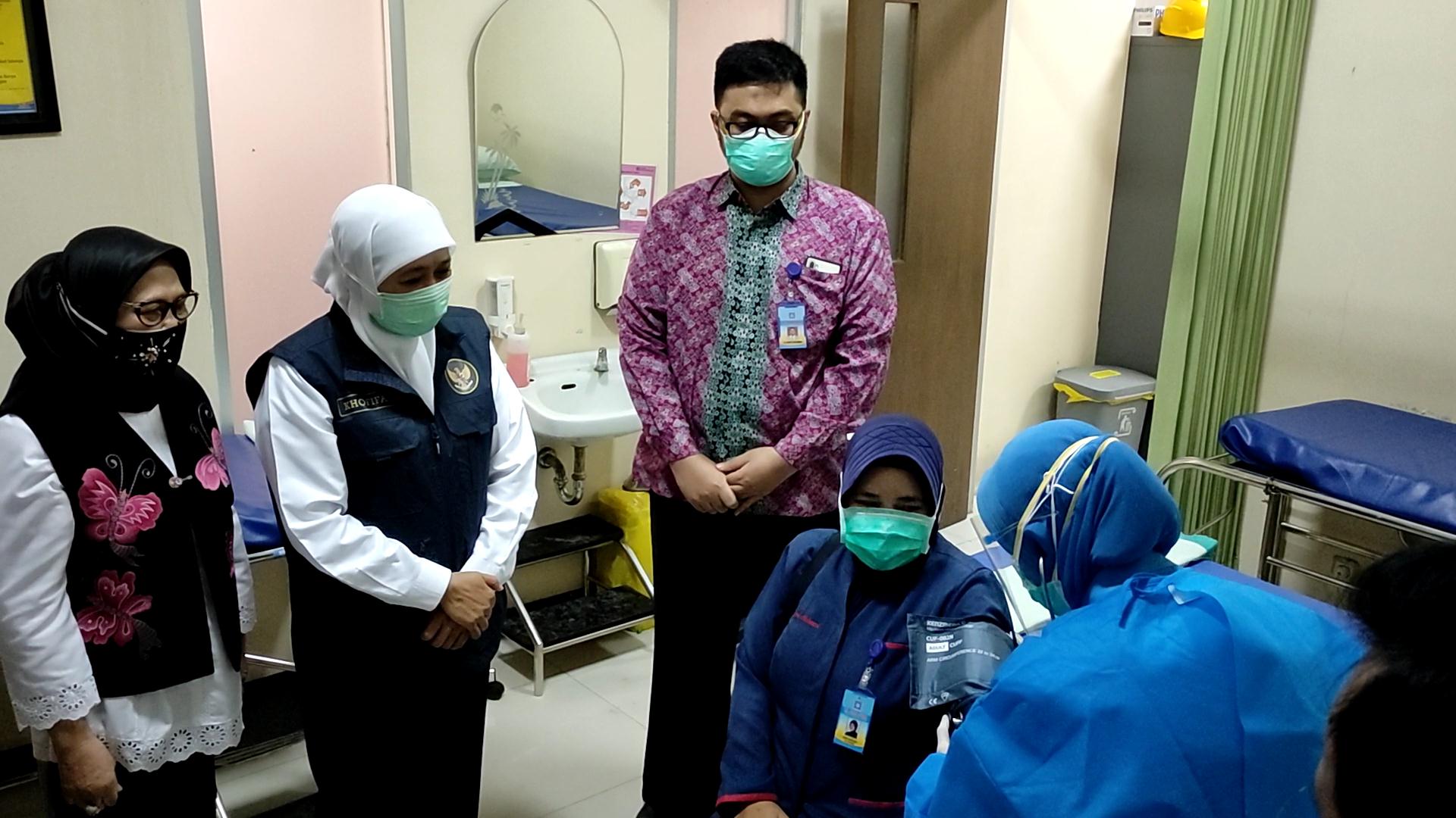 Gubernur Jawa Timur menyaksikan vaksinasi covid-19 untuk tenaga kesehatan di Kabupaten Sidoarjo, Minggu (31/1/2021).
