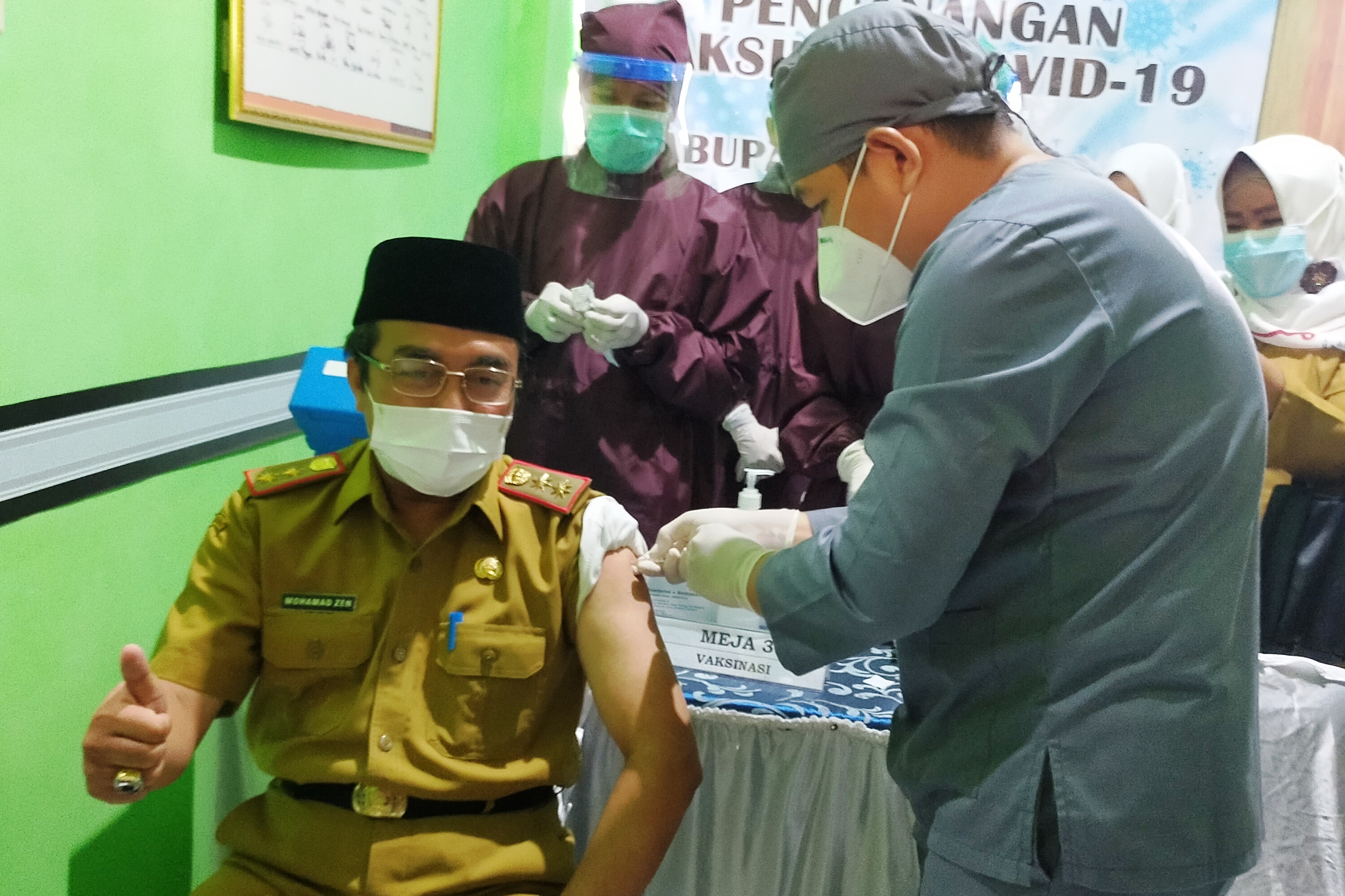 Sekretaris Daerah (Sekda) Kabupaten Tasikmalaya, Mohamad Zen sedang divaksinasi covid.