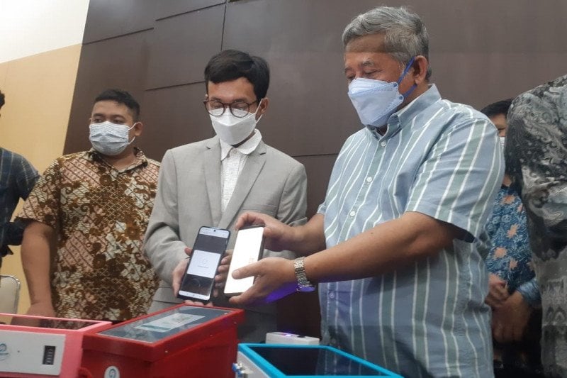 Prof Riyanarto Sarno (dua kanan) menyerahkan 'i-nose c-19' kepada Ketua Yayasan Rumah Sakit Islam Surabaya Prof M Nuh.