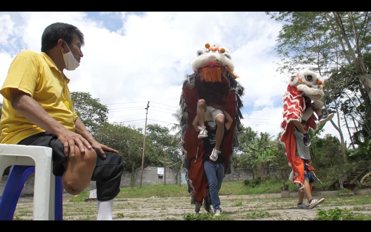 Sandi Ironi melatih anak-anak memainkan barongsai.