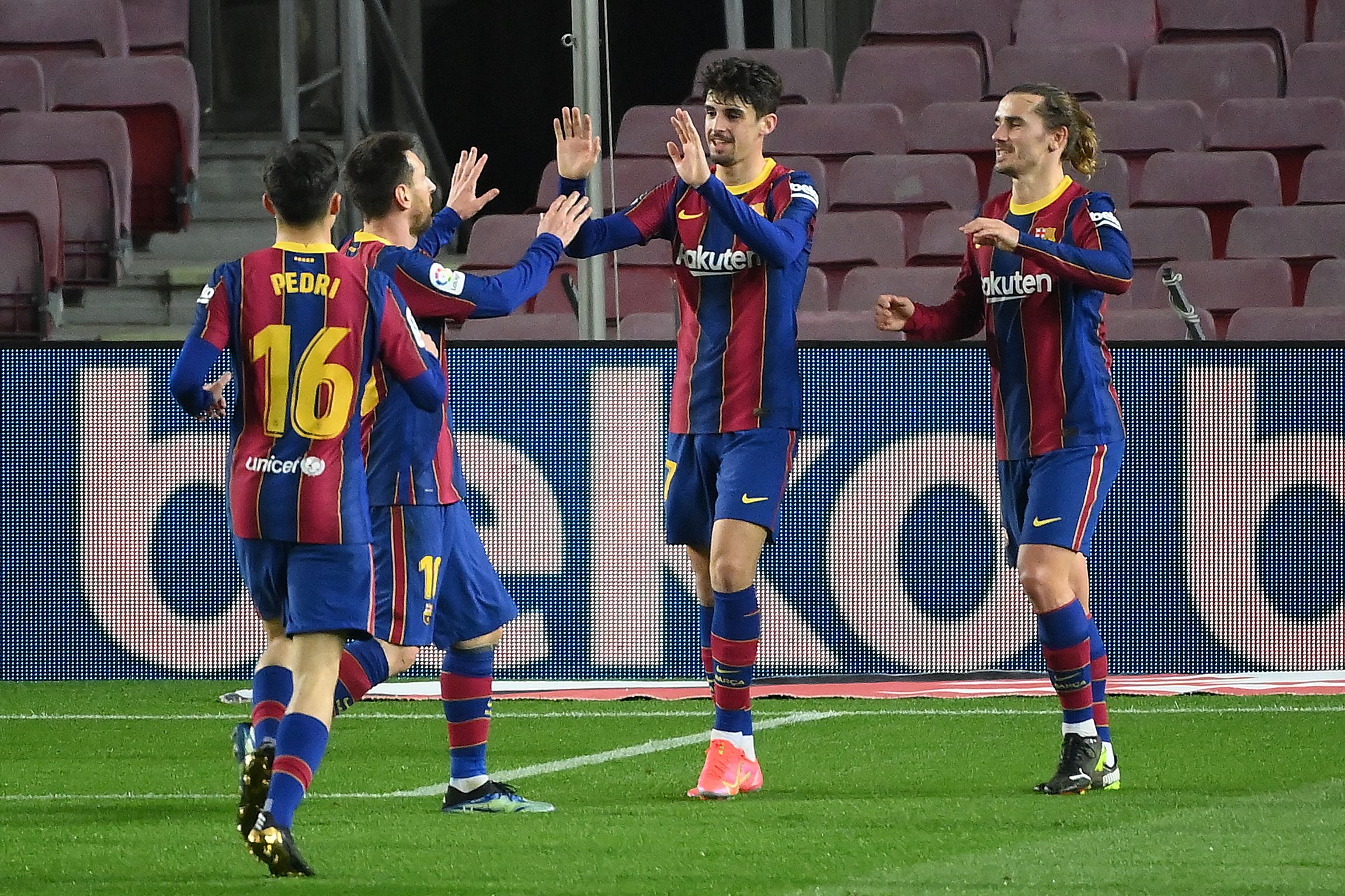 Para pemain Barcelona merayakan gol yang dicetak ke gawang Deportivo Alaves, Minggu (14/2) dini hari WIB.