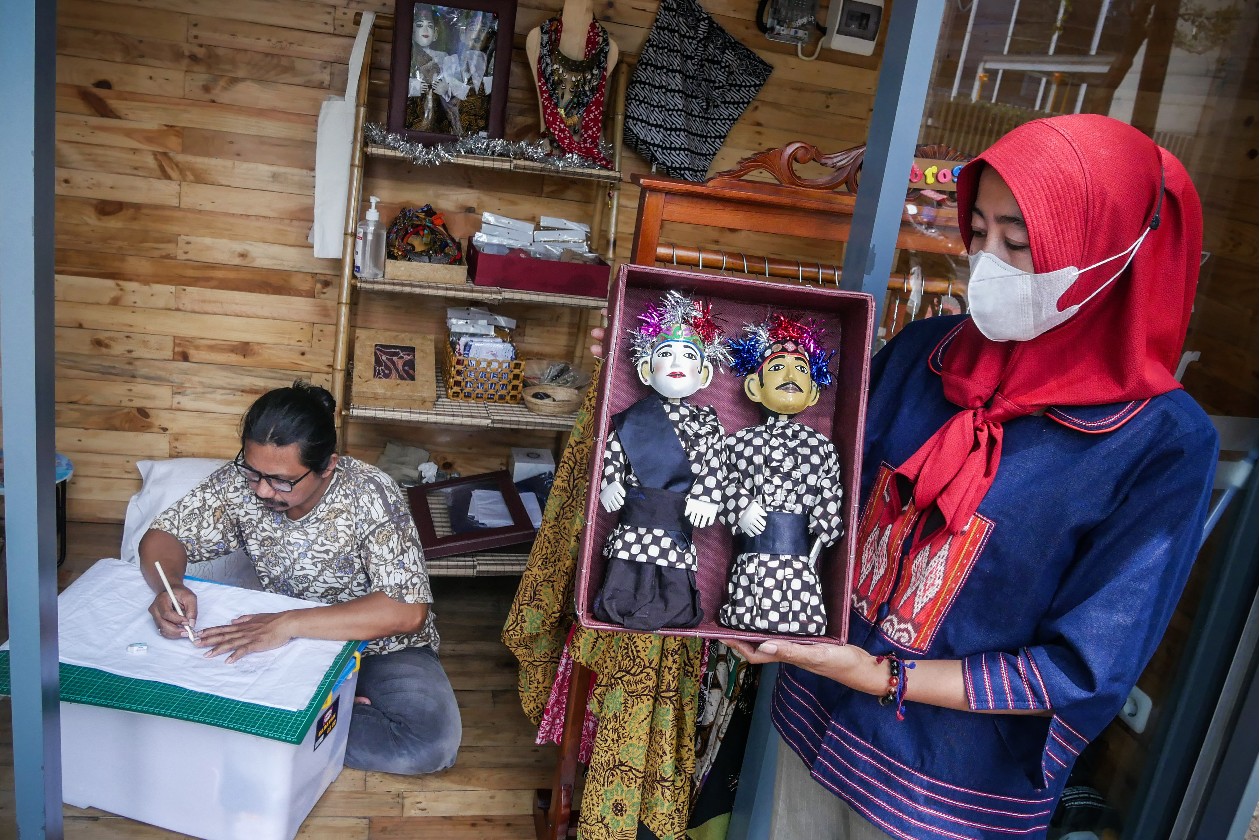 Penjual menunjukkan produk Batik Koja di Kios UMKM kawasan Taman Sumenep, Jakarta, Rabu (10/2)..