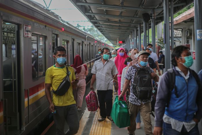 Penumpang KRL Turun Sampai 70% Selama PPKM