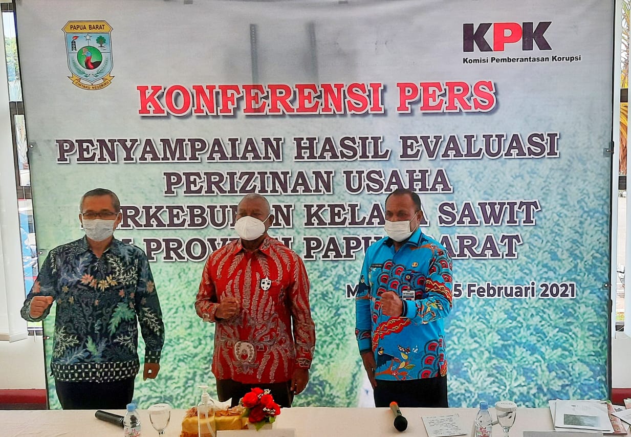 Gubernur Papua Barat Dominggus Mandacan (tengah) bersama Wakil Ketua KPK Alexander Marwata (kiri) dan Kadis Tanaman Pangan, Yacob S Fonataba
