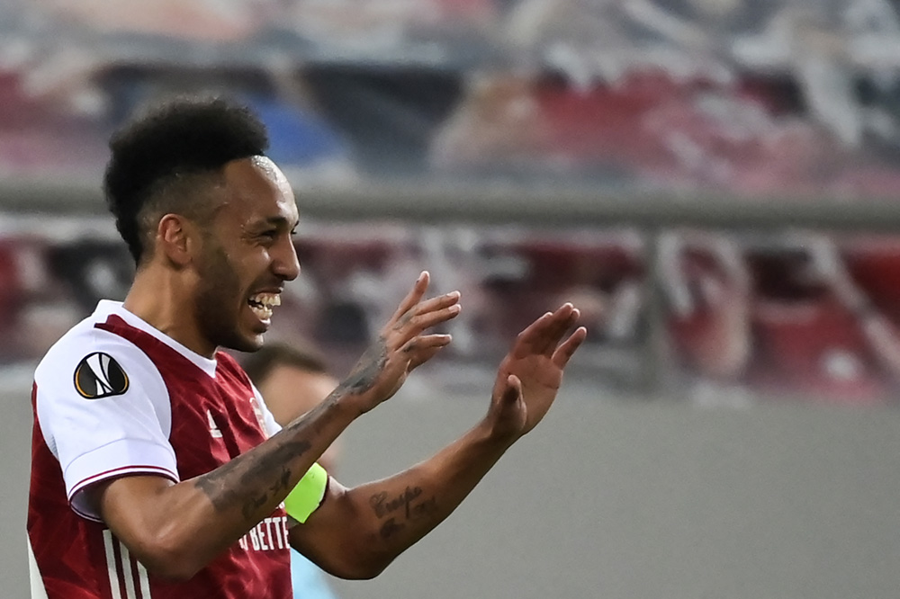 Pierre-Emerick Aubameyang mencetak dua gol untuk membawa Arsenal menang 3-2 atas Benfica di Liga Europa, Jumat (26/2). 