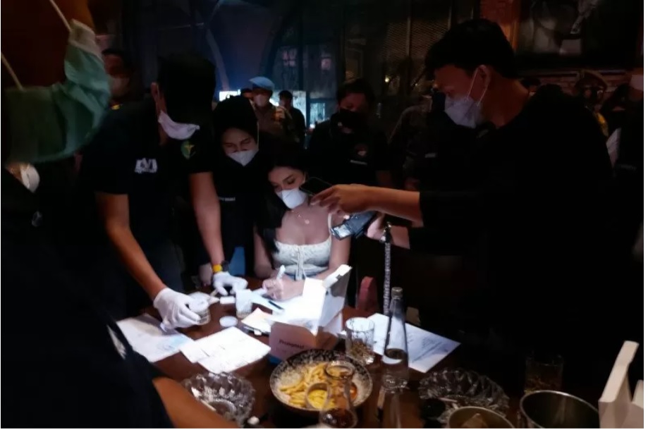 Selebgram Millen Cyrus (tengah) jalani tes urine saat terjaring razia protokol kesehatan yang dilaksanakan oleh Polda Metro Jaya