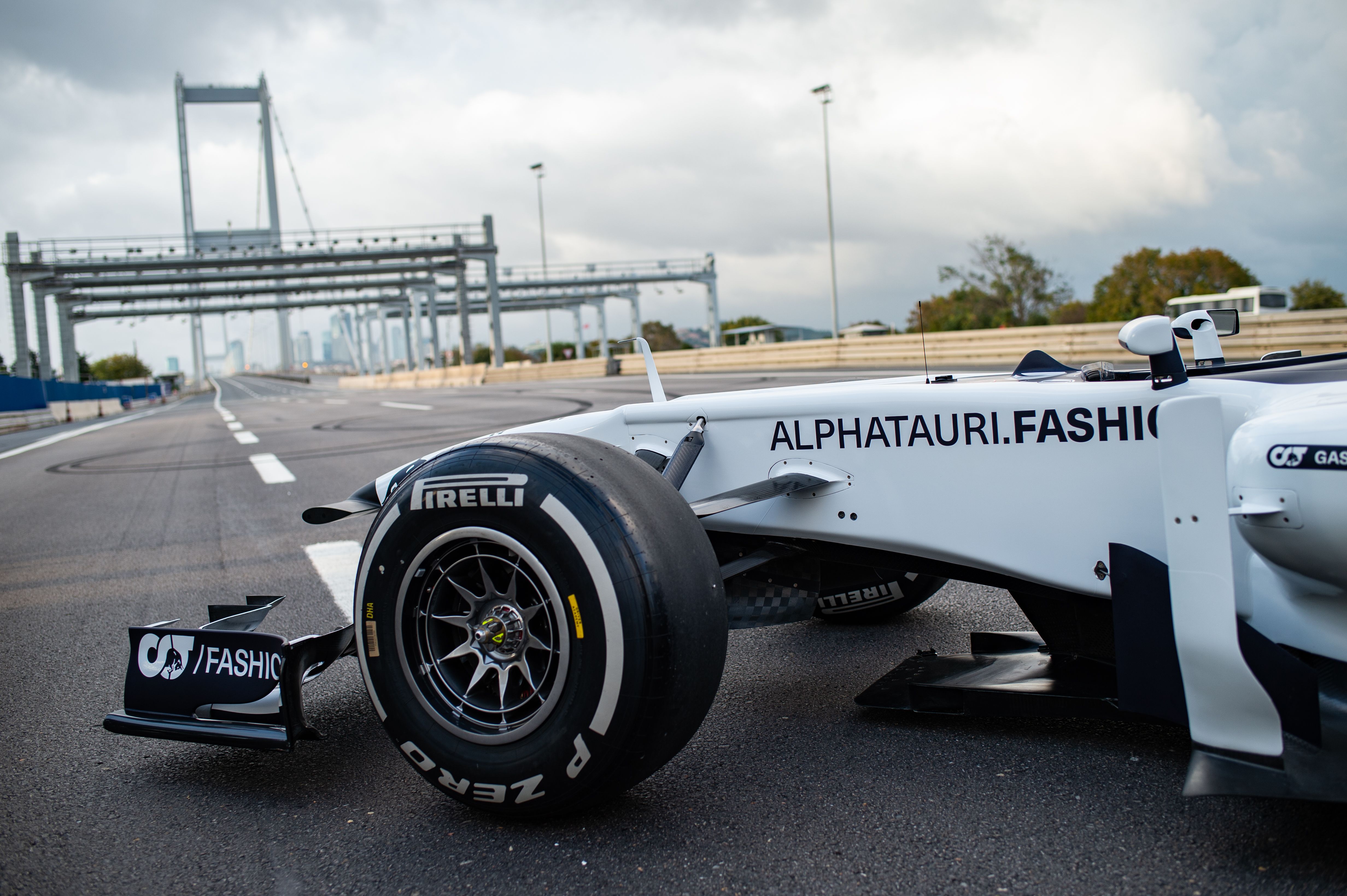 Tim Formula 1 Scuderia AlphaTauri mengumumkan bahwa mereka akan terus menggunakan power unit Honda mulai musim depan hingga akhir 2024.