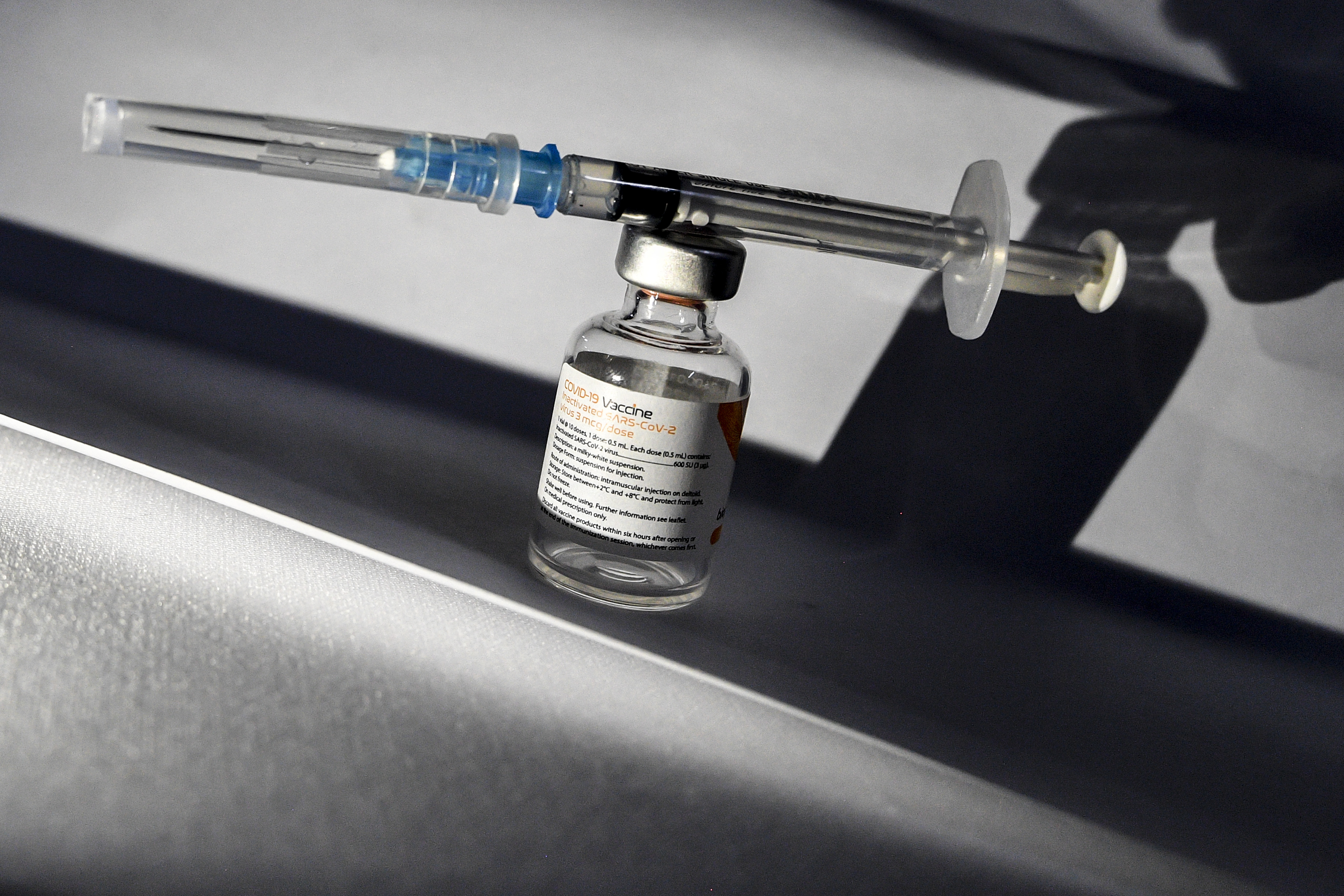 Sebuah vaksin COVID-19 Sinovac beserta jarum suntik terpajang di kawasan Masjid Istiqlal saat vaksinasi di Jakarta