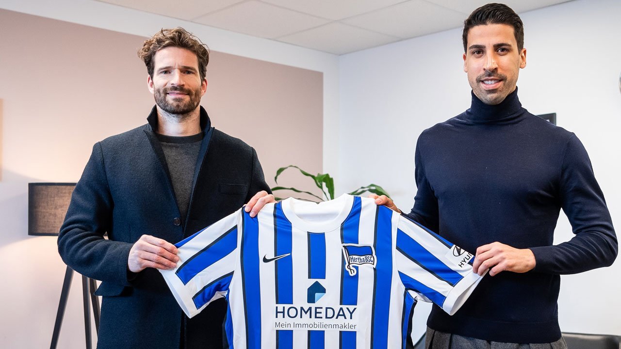 Sami Khedira (kanan) saat diperkenalkan sebagai pemain Hertha Berlin.