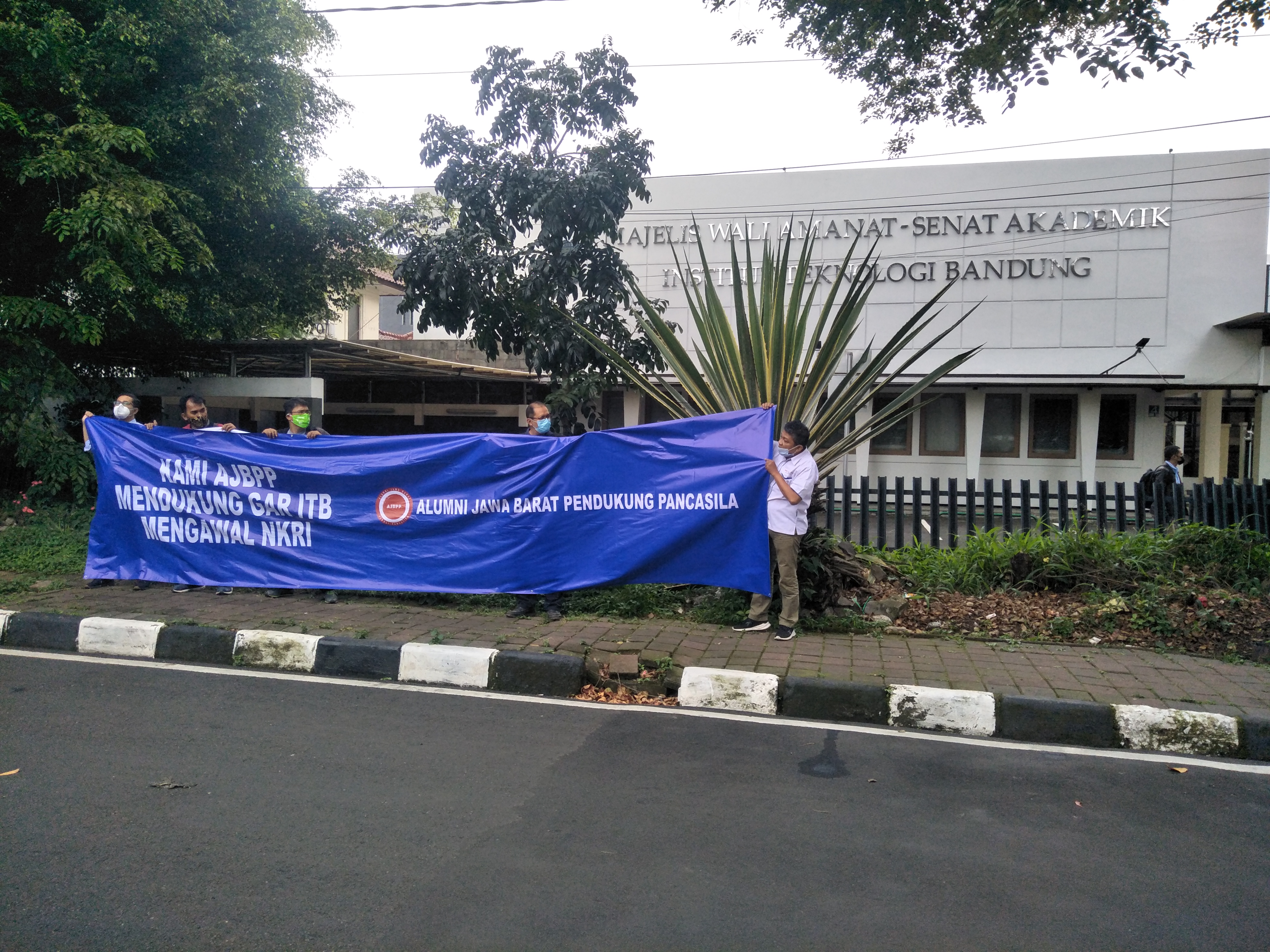 Alumni Jawa Barat Pendukung Pancasila (AJBPP) menggelar aksi dukungan untuk GAR ITB di depan Kantor MWA ITB, di Bandung, Rabu (24/2):  Sumbe
