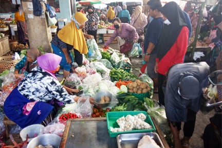 Pedagang sayur di pasar tradisional Klaten.