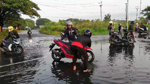  Jalan Raya Porong Tergenang Banjir