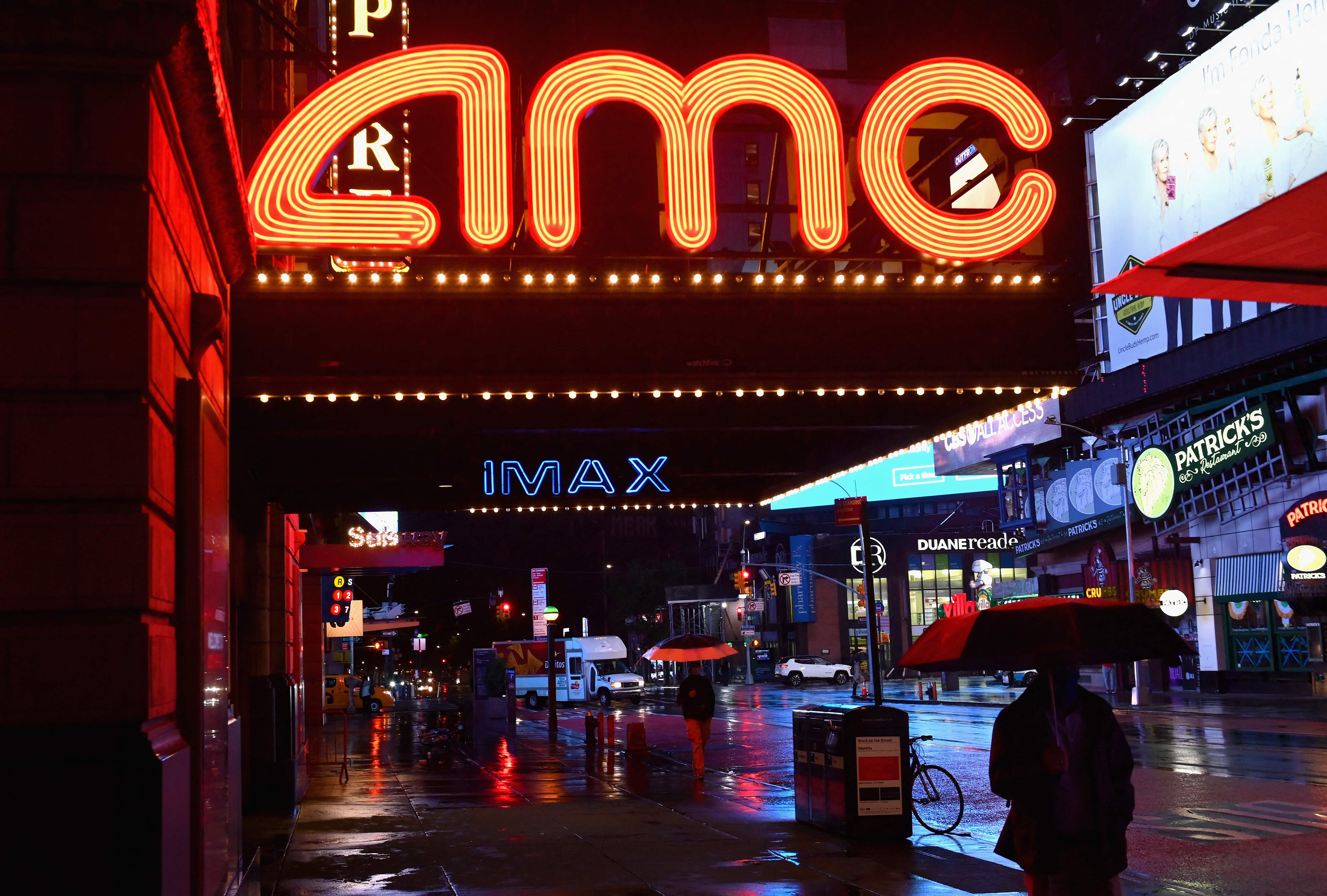 Bioskop AMC dekat dengan lokasi Time Square di New York City, AS, siap dibuka dengan jumlah penonton dibatasi.