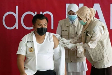 Bupati Dharmasraya, Sutan Riska Tuanku Kerajaan dan pejabat publik Dharmasraya jalani vaksinasi Covid-19 dosis kedua. 