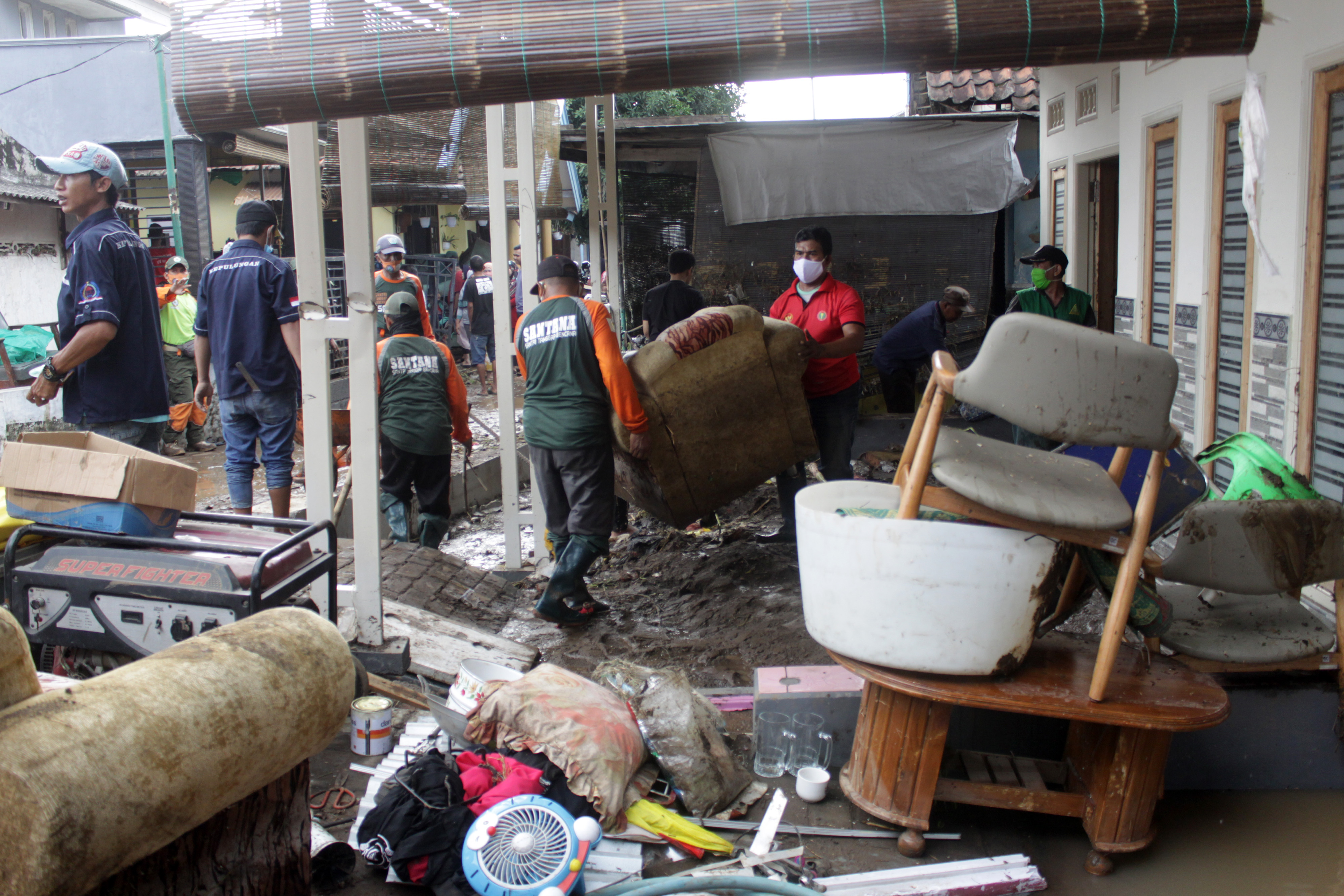 Kemensos Serahkan Santuan Kematian Korban Banjir Pasuruan