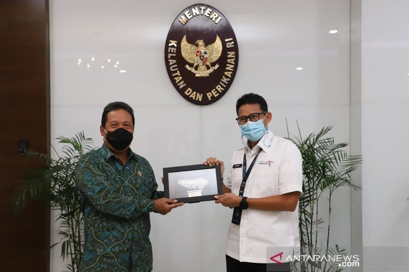 Menteri Kelautan dan Perikanan Sakti Wahyu Trenggono dan Menteri Pariwisata dan Ekonomi Kreatif Sandiaga Uno