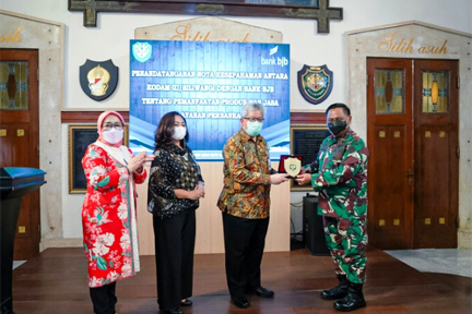 Direksi bank bjb bersama Pangdam III Siliwangi saat mou kerja sama di Markas Kodam/III Siliwangi, Bandung, Rabu (3/2). 