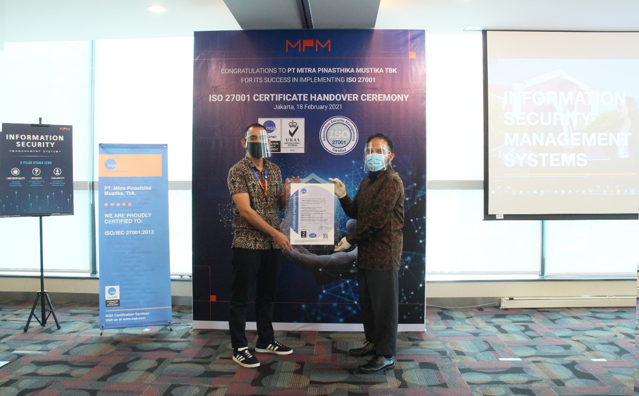 Serah terima sertifikasi ISO 27001 yang diberikan oleh Badan Sertifikasi ISO dan diterima langsungoleh GM Corporate IT MPM Denny Permana.