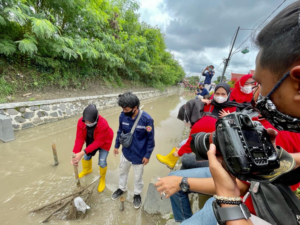 Pascabanjir, Warga Tegal Bersihkan Irigasi dan Tabur Ikan