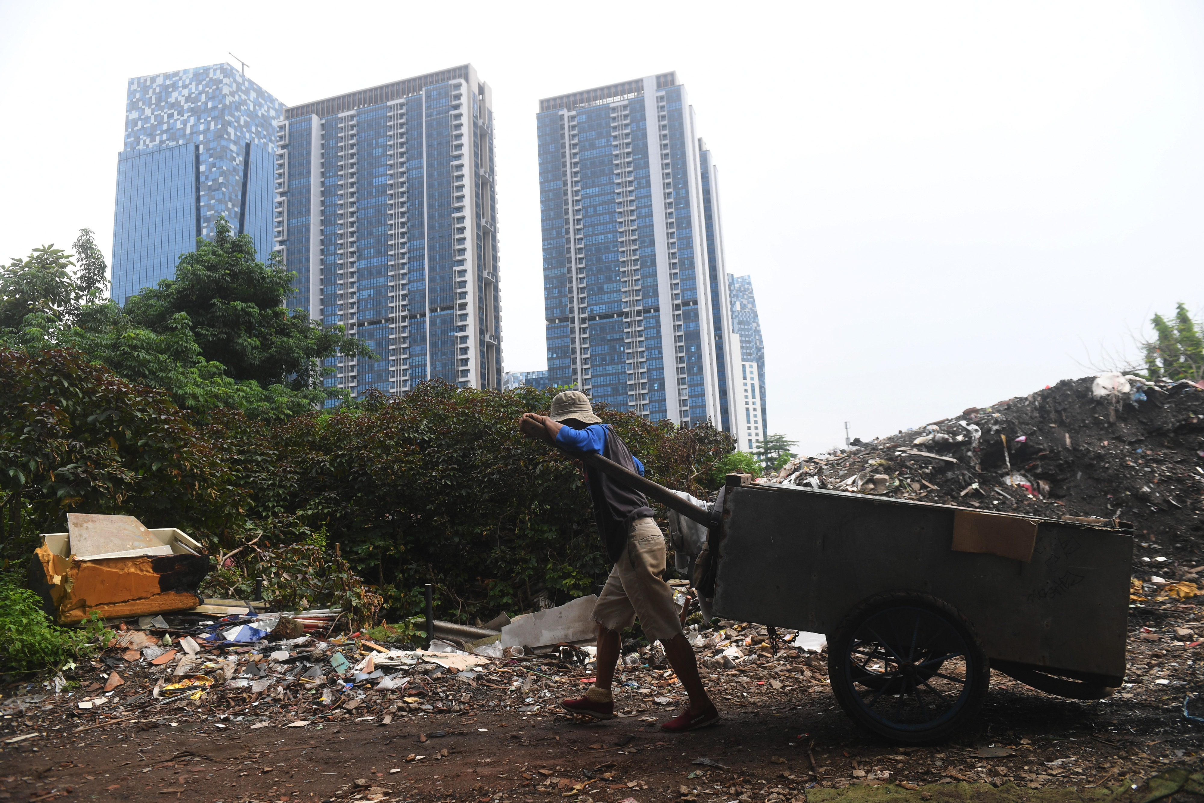 Pemulung mengumpulkan sampah