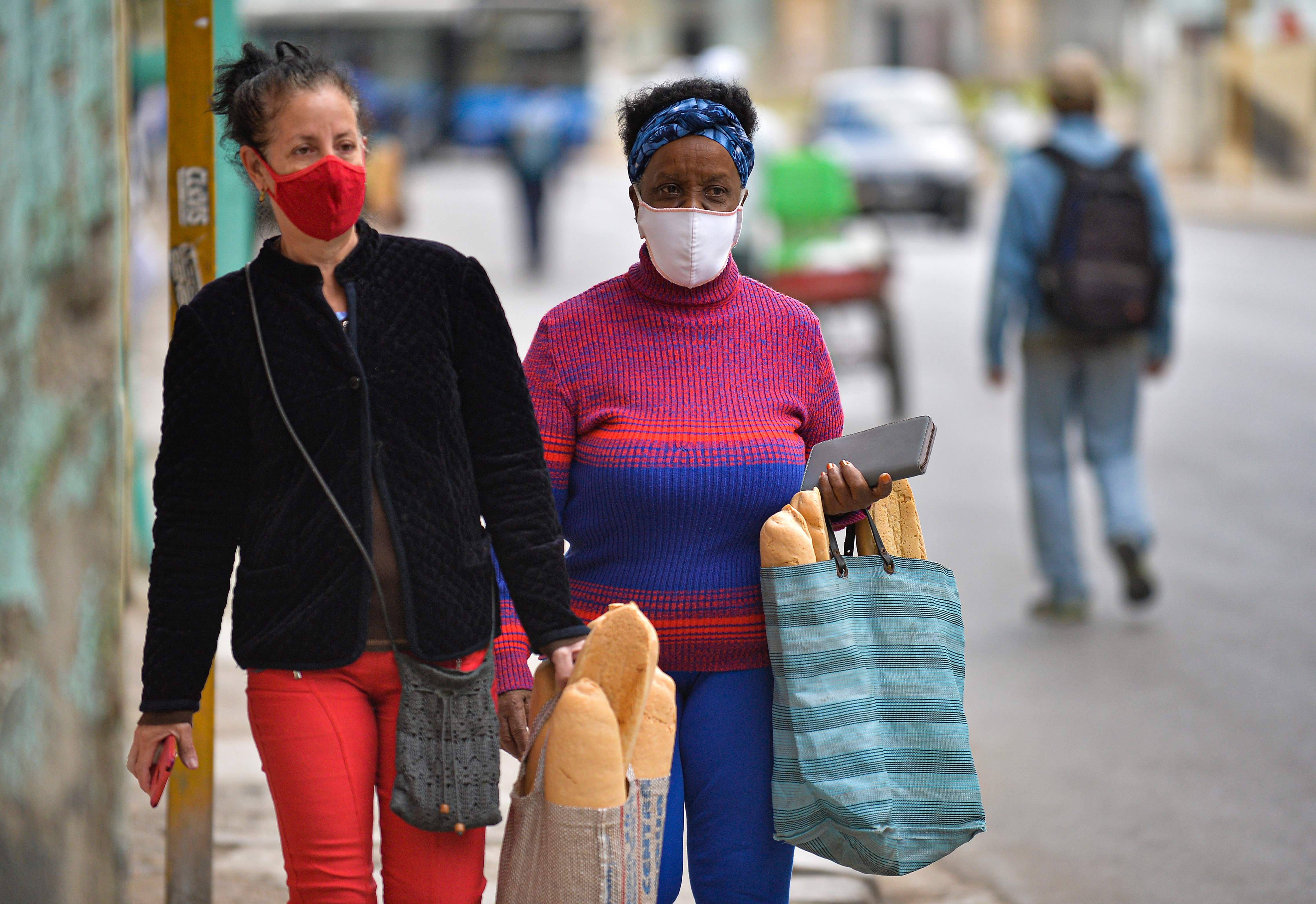 Warga mengenakan masker berbelanja di Havana, Kuba.