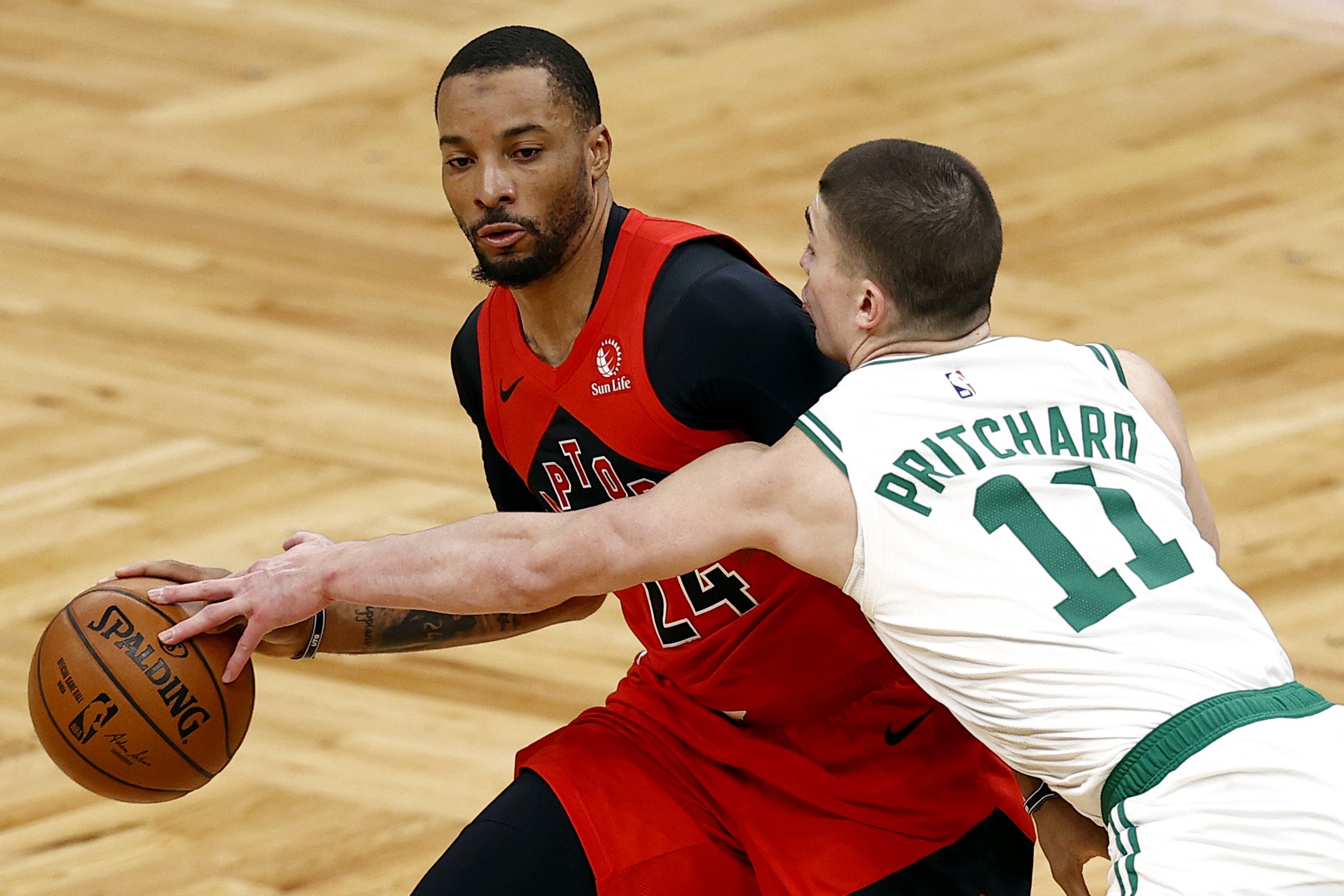 Norman Powell (kaos merah)