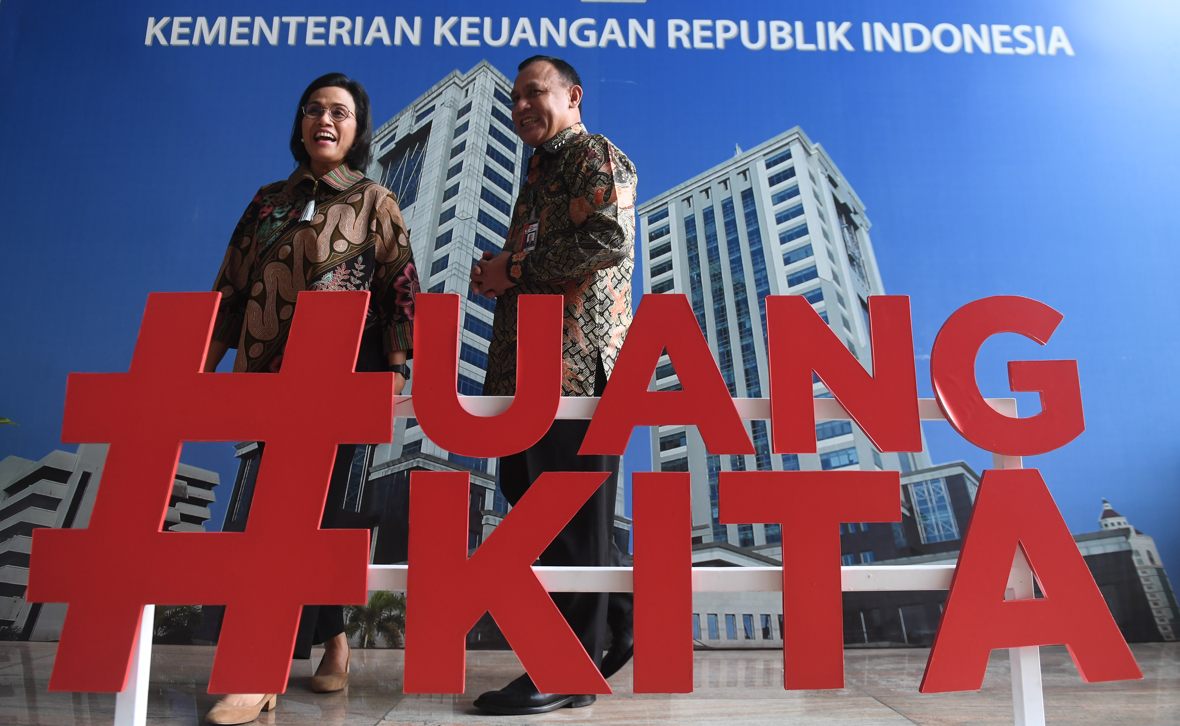  Menkeu Sri Mulyani (kiri) berjalan bersama Ketua KPK Firli Bahuri (kanan) usai memberikan keterangan kepada media di Jakarta, Selasa (7/1).