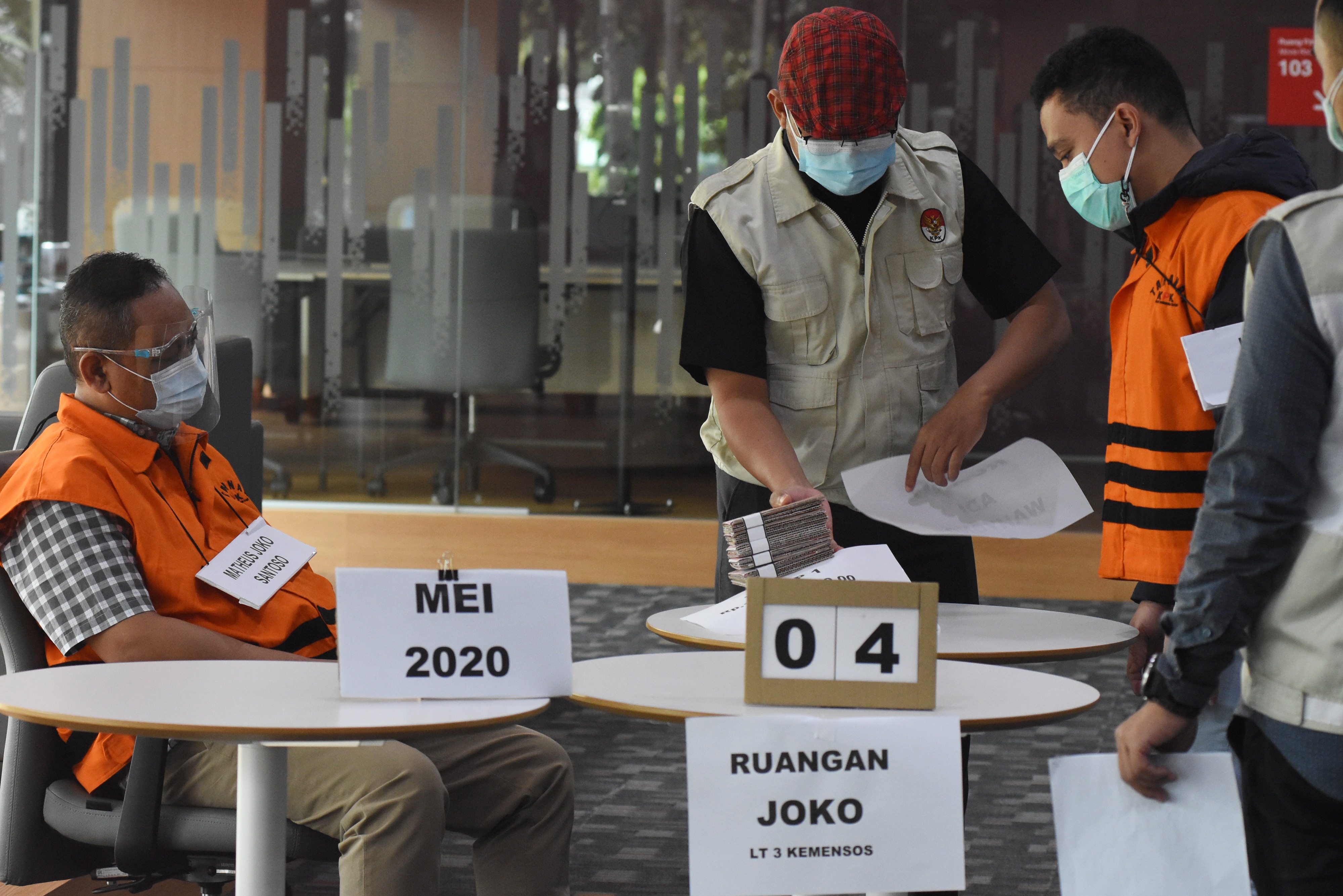 Tersangka PPK di Kemensos Matheus Joko Santoso (kiri) dan Harry Sidabuke (dua kanan) mengikuti rekonstruksi perkara dugaan korupsi bansos.