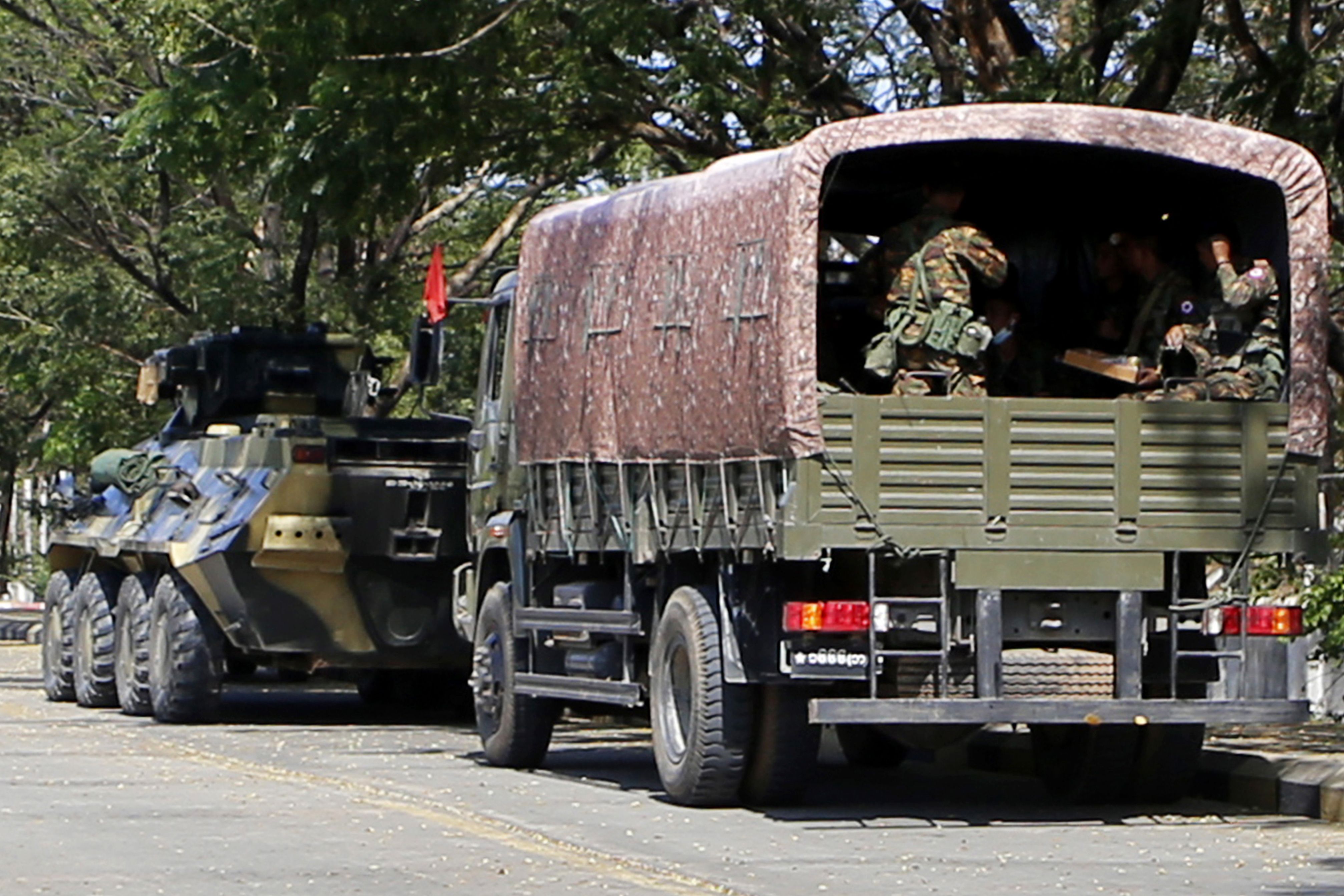 Kendaraan militer Myanmar berjaga di salah satu tempat anggota parlemen meginap do Naypyidaw