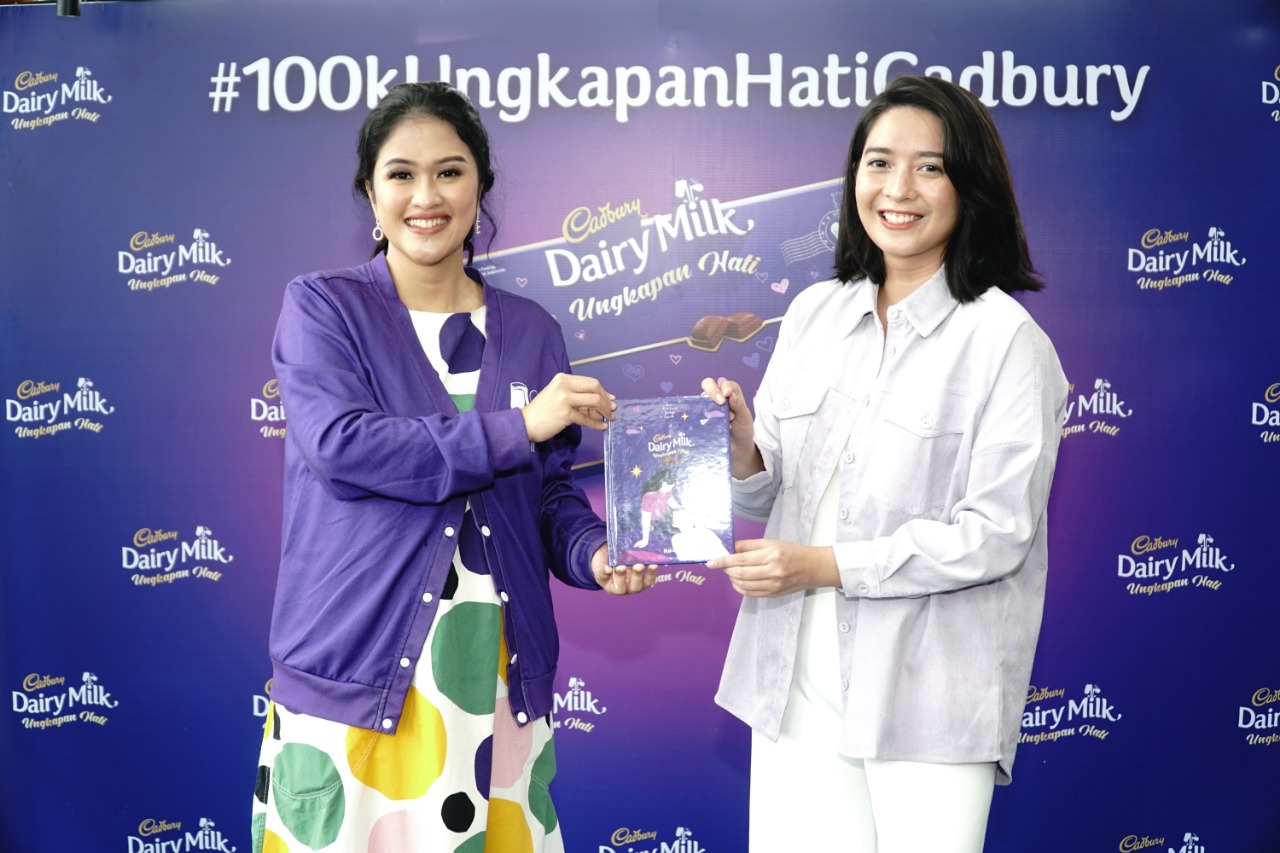 Penulis buku NKCTHI Marchella FP bersama Rachel Angelina, Head of Chocolate Mondelez Indonesia, usai menerima penghargaan rekor Muri, Senin.