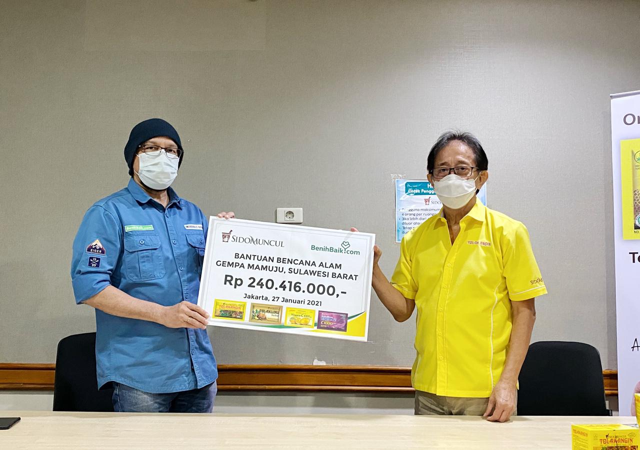 Direktur Sido Muncul Irwan Hidayat (kanan) dan CEO Benihbaik.com Andy F Noya.