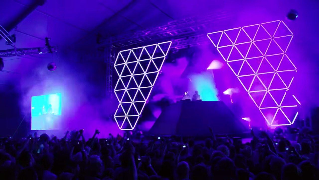 Suasana festival Coachella 2006 pada sesi Daft Punk. 