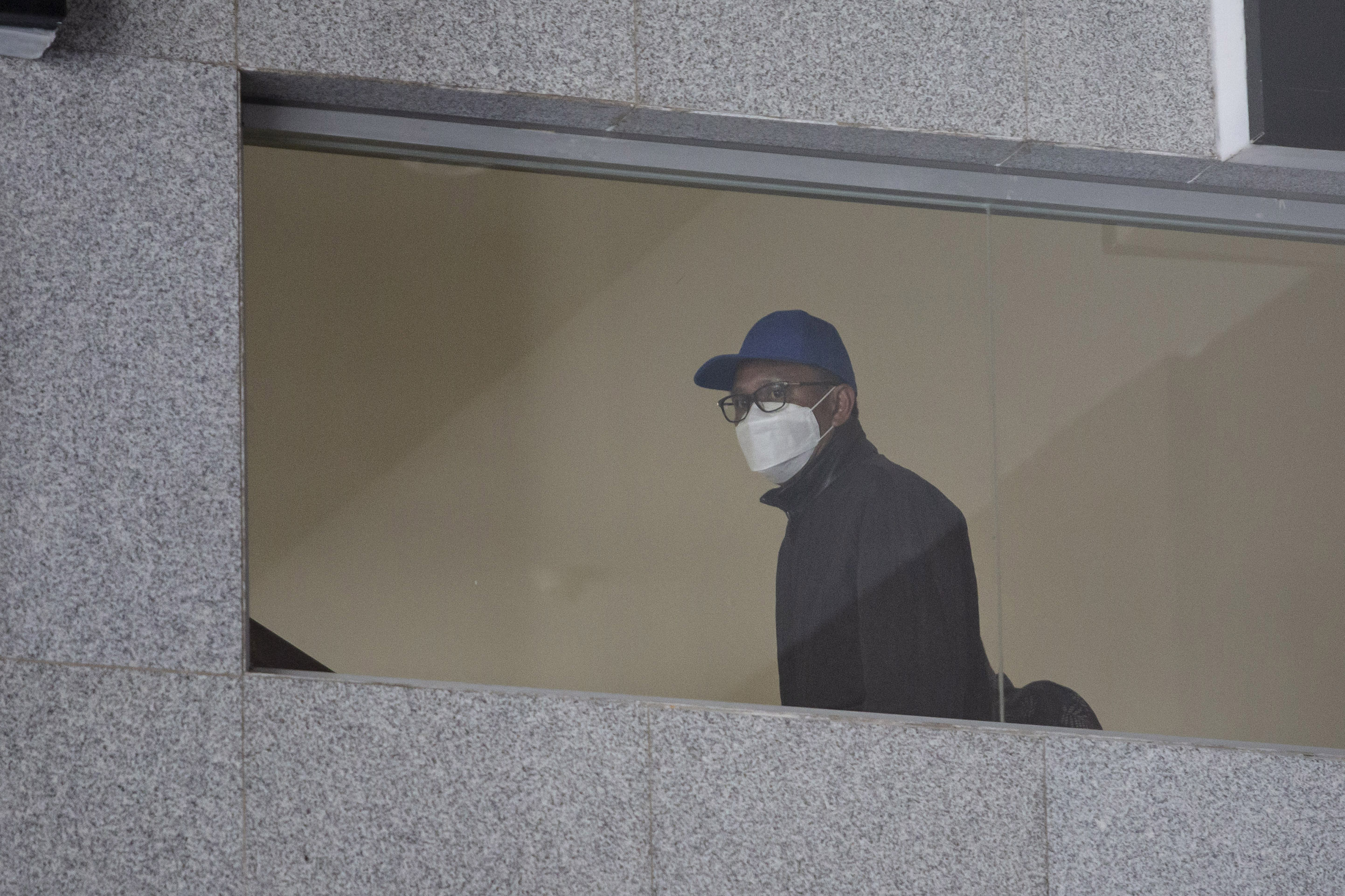 Gubernur Sulawesi Selatan Nurdin Abdullah bersiap menjalani pemeriksaan setibanya di gedung KPK, Jakarta, hari ini.