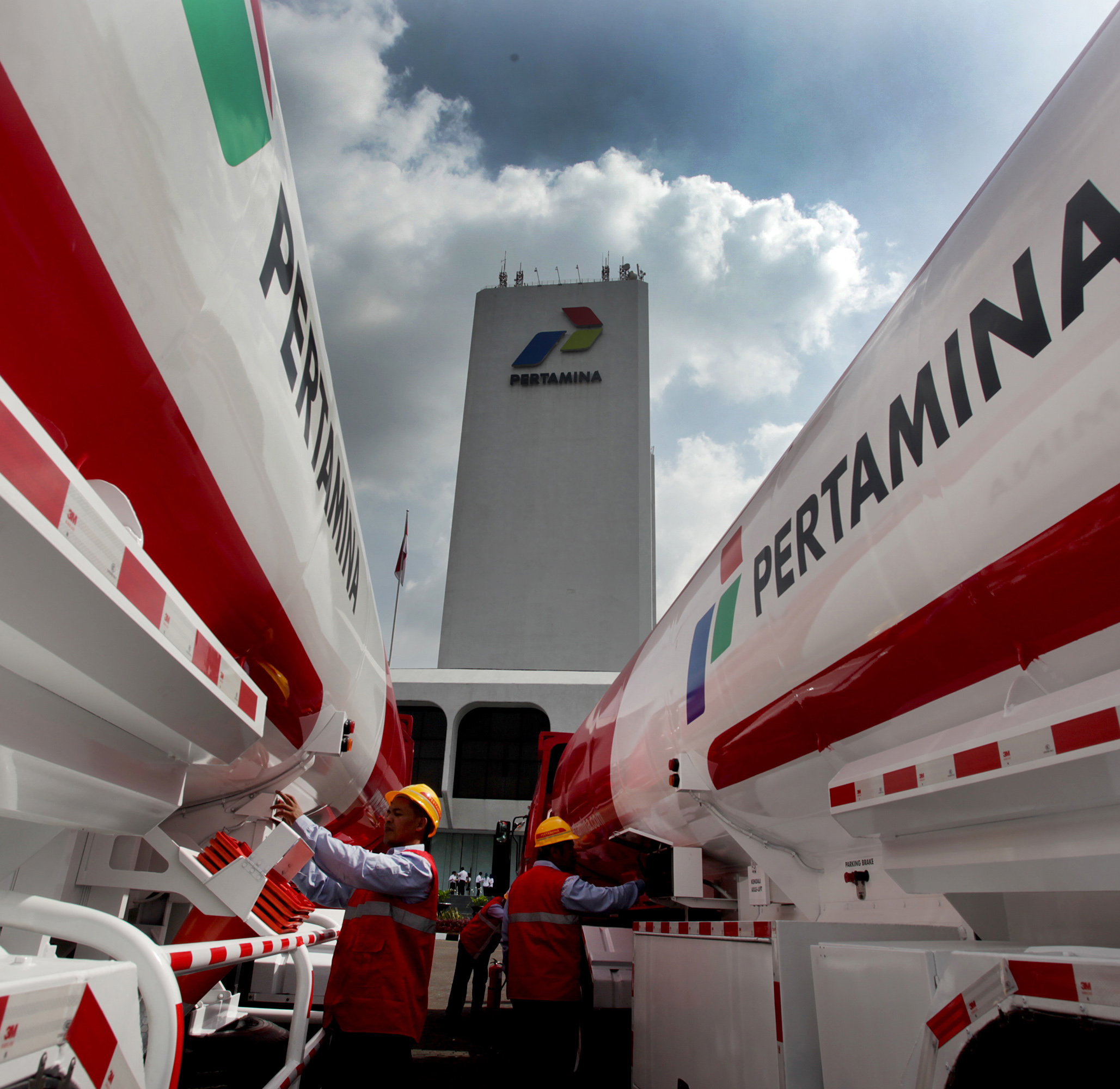 Kantor Pusat Pertamina terlihat di antara mobil pengangkut BBM