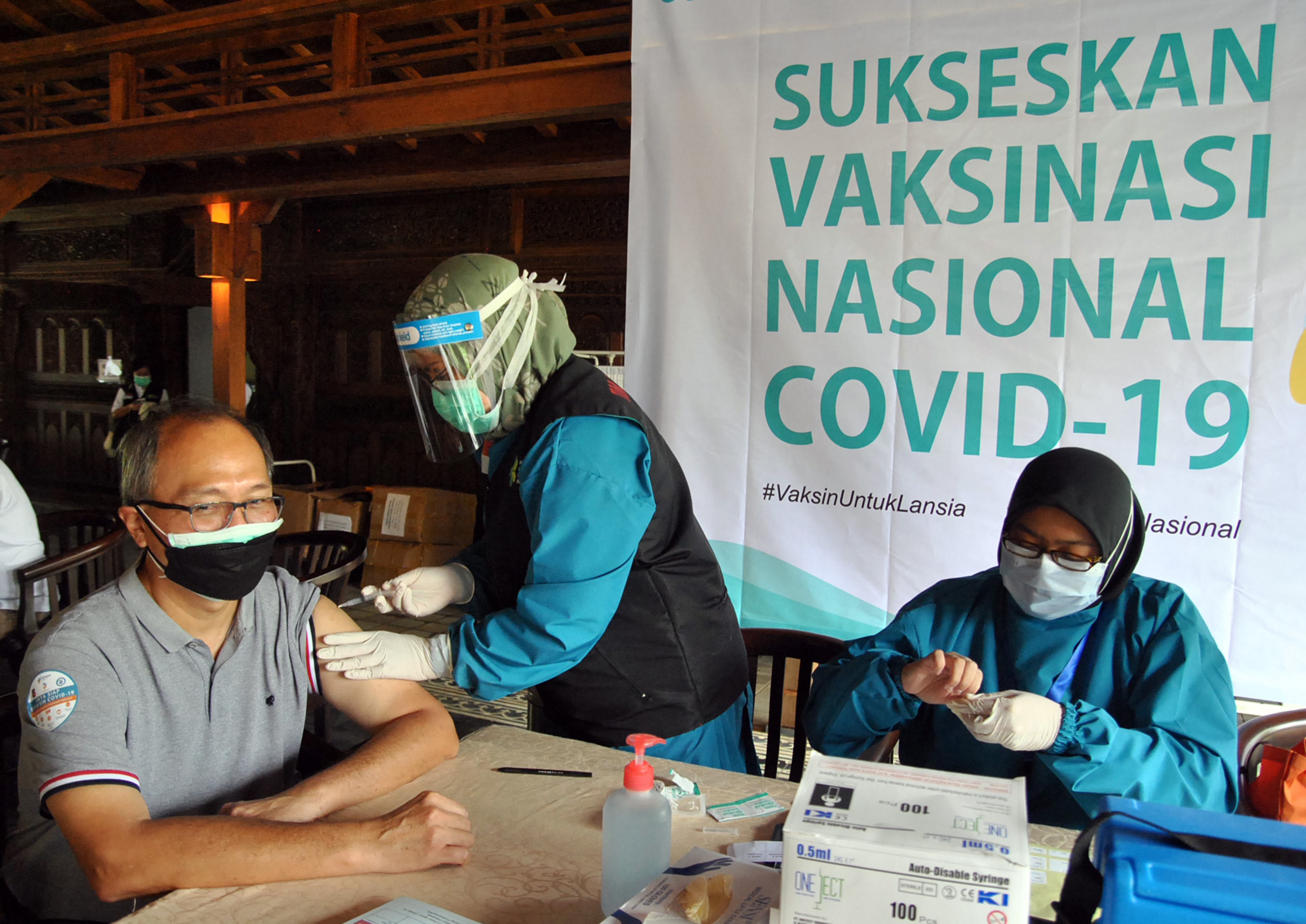 Petugas medis menyuntikan vaksin covid-19 kepada tenaga kesehatan di Rumah Sakit Bogor Senior Hospital, Tajur,  Bogor (11/2).