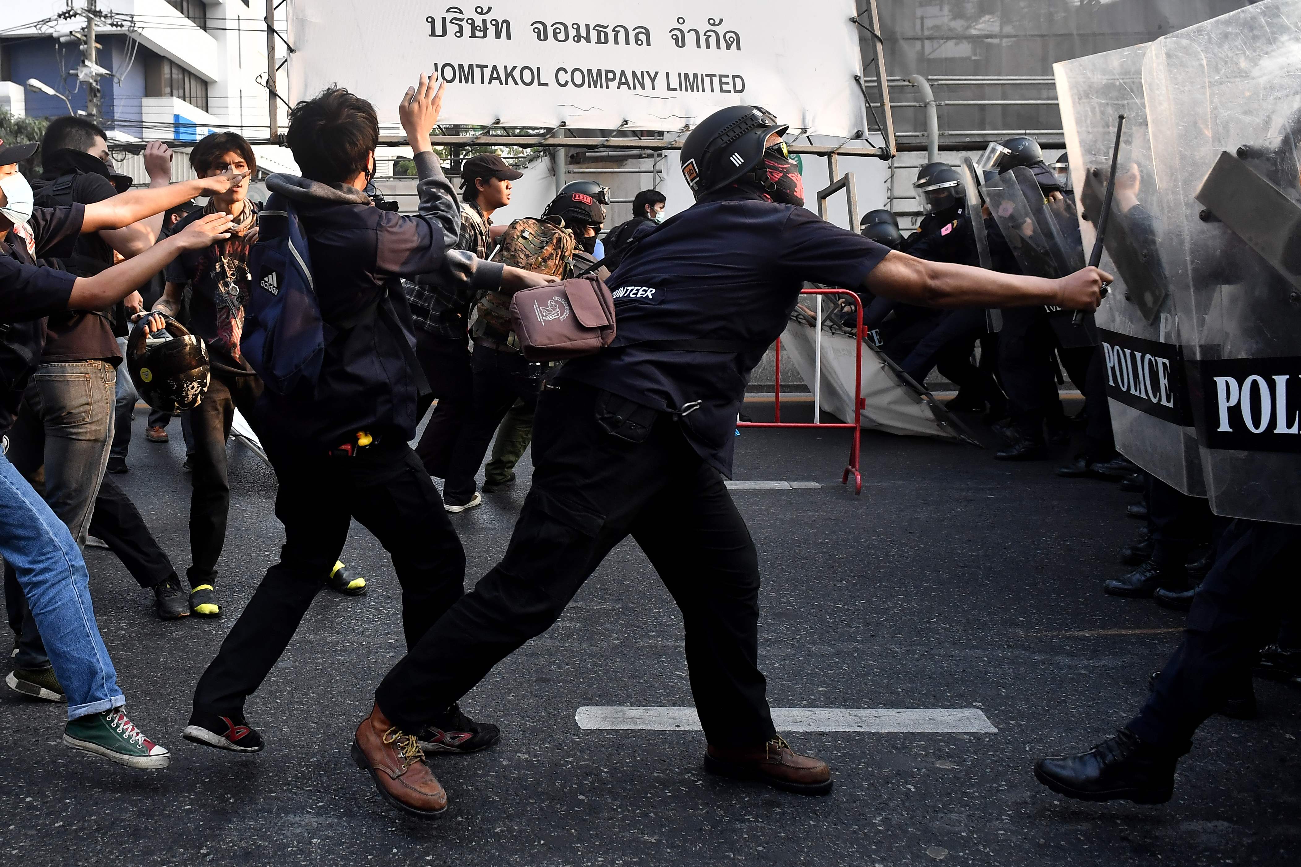 Kelompok pro demokrasi Thailand menyerang polisi Bangkok saat demo mendukung imigran Myanmar memprotes kudeta militer, Senin (1/2/2021).