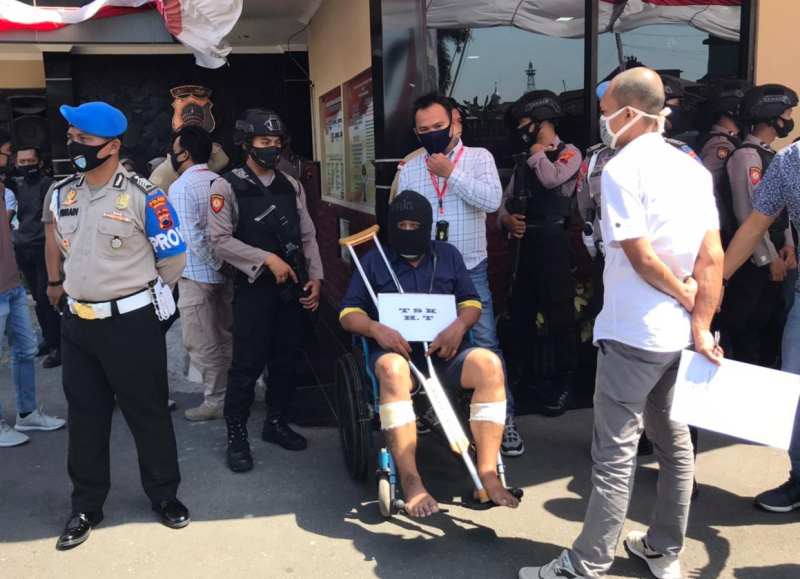 Terdakwa pembunuhan, Henry Taryatmo,41, duduk di kursi roda