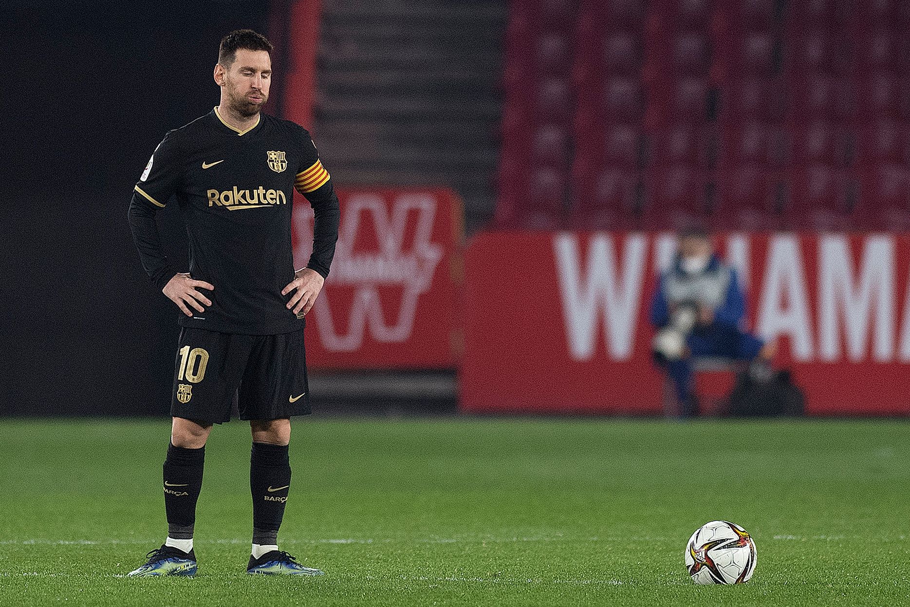 Pemain andalan dan penyerang Barcelona,  Lionel Messi, diributkan sedang dibidik klub besar asal Prancis, PSG. 