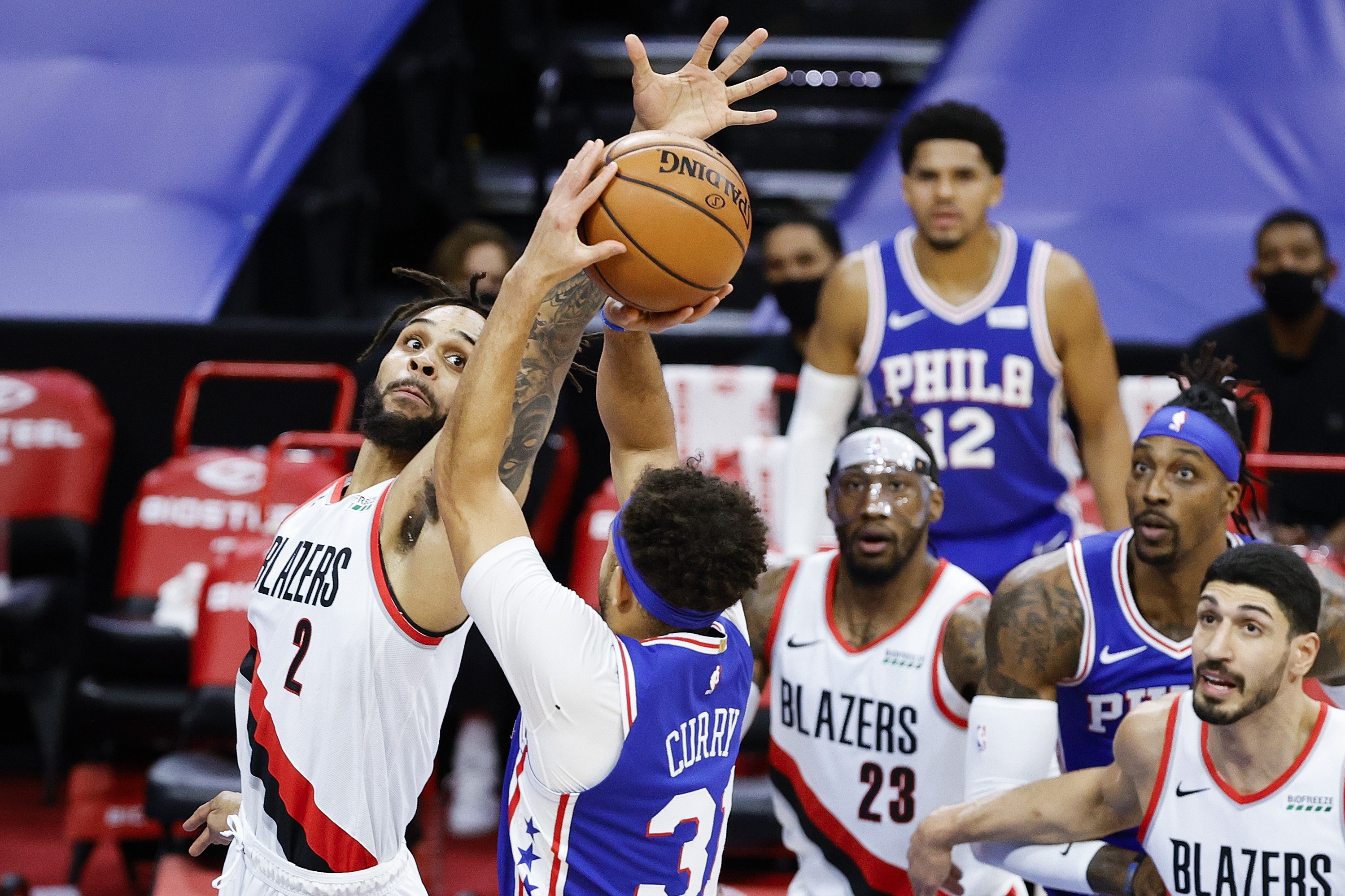 Portland Trail Blazers melawan Philadelphia 76ers.