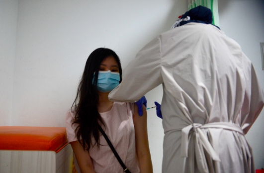 Tenaga kesehatan (nakes) divaksinasi di Puskesmas Tanah Abang, Jakarta Pusat, Minggu (07/02/2021). 