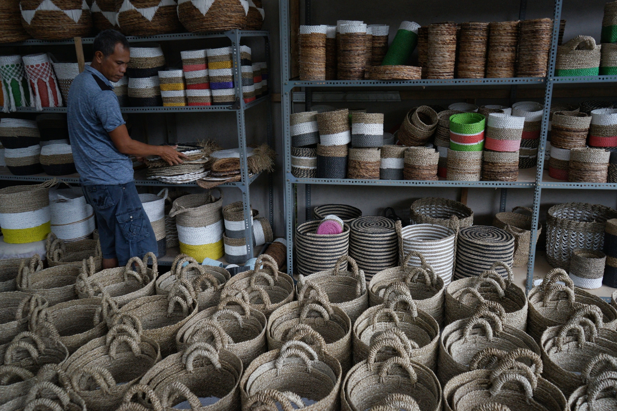 Pekerja menyusun kerajinan anyam berbahan baku serat alam di  Kulon Progo, Yogyakarta.