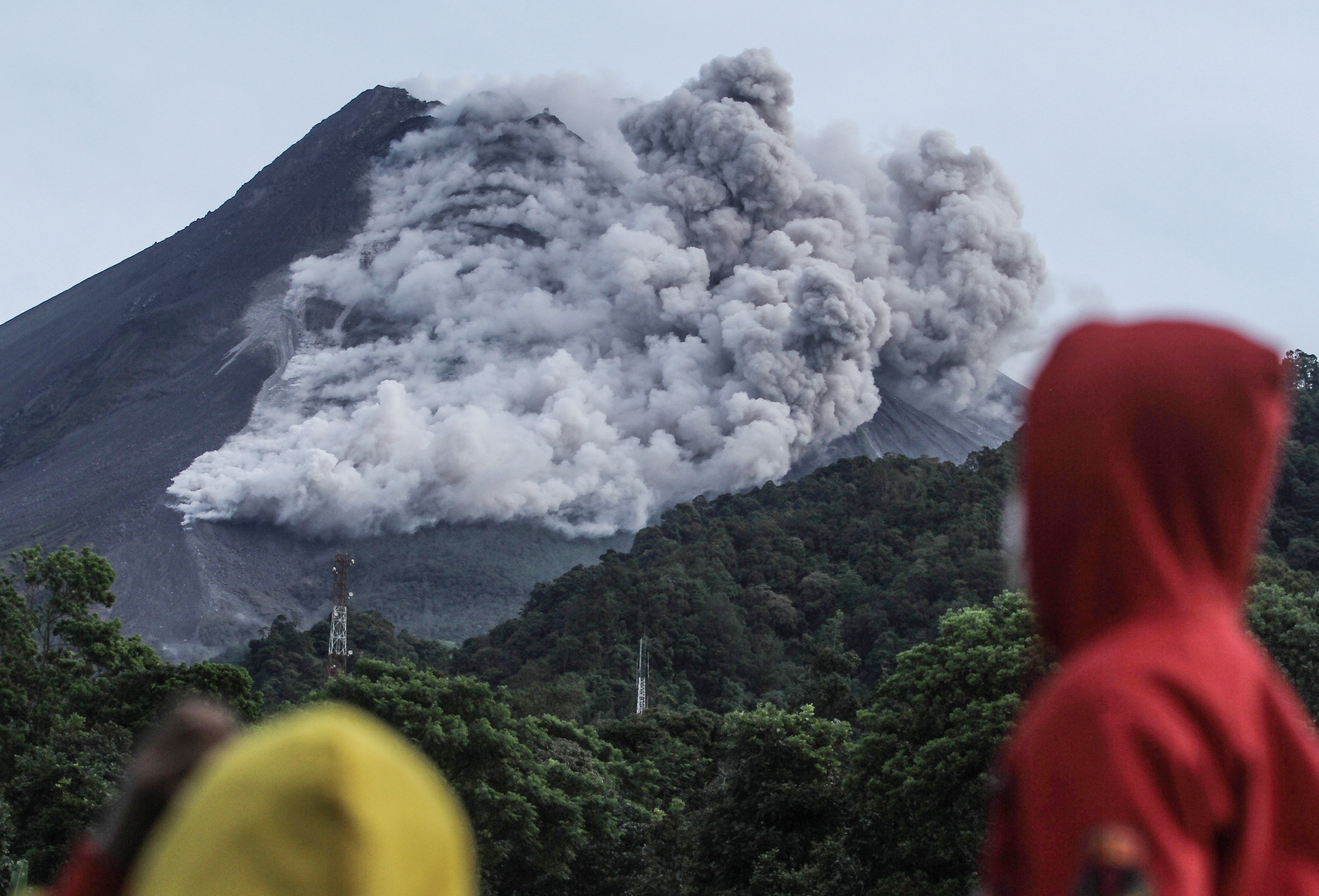  Awan panas guguran Gunung Merapi terlihat dari Kaliurang, Sleman, DI Yogyakarta, Rabu (27/1/2021).