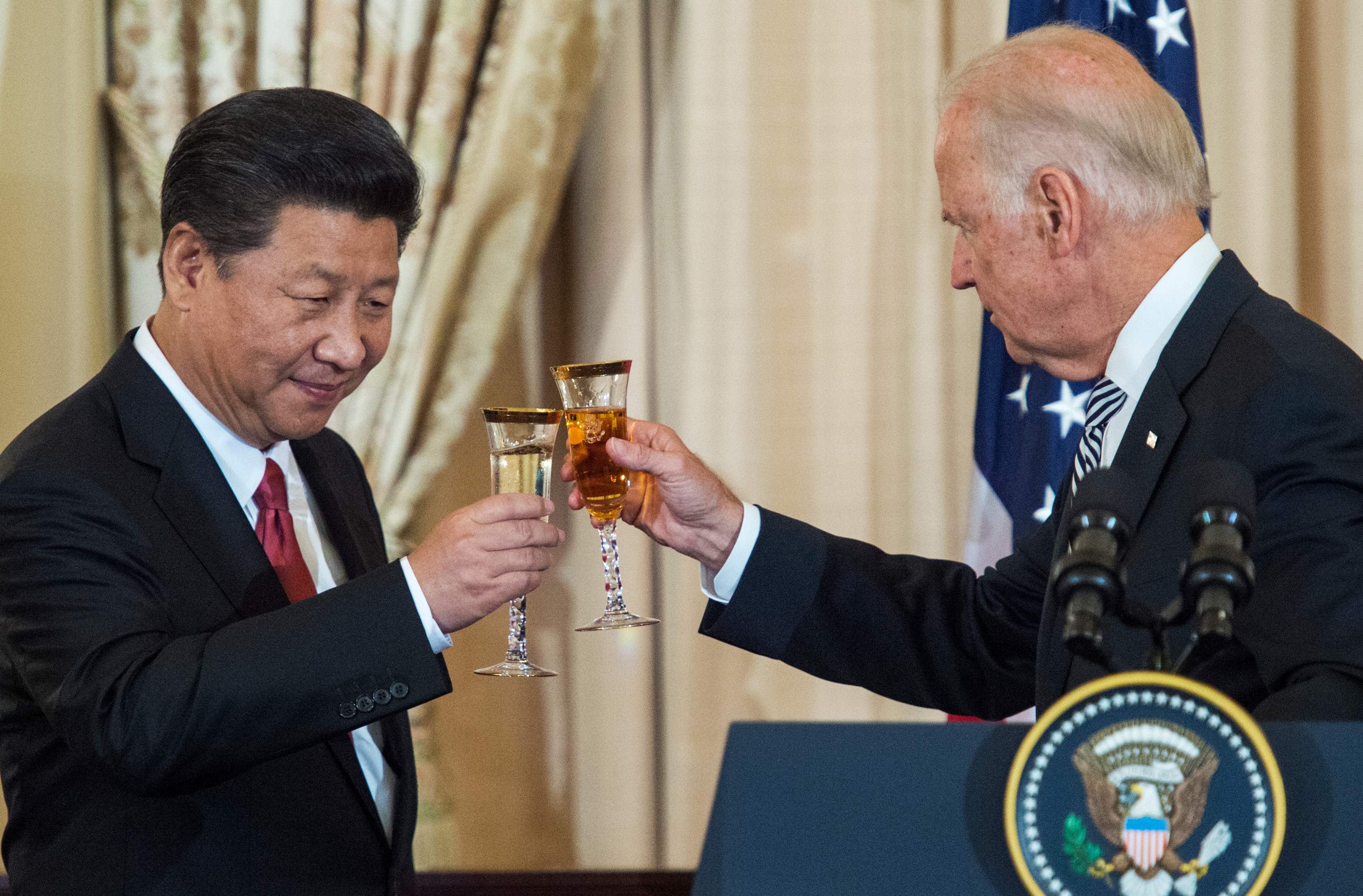 Presiden Tiongkok Xi Jinping (kiri) dengan Presiden AS Joe Biden