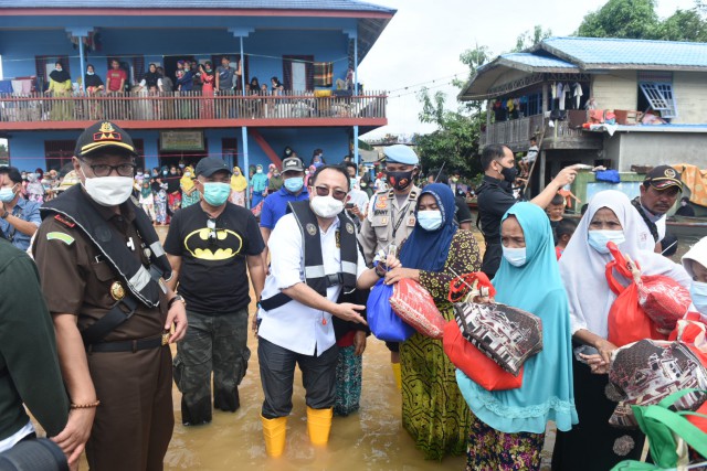 Tim Kunjungan Kerja Spesifik Komisi III DPR memberikan bantuan kepada masyarakat yang terdampak banjir di Kalimantan Selatan.