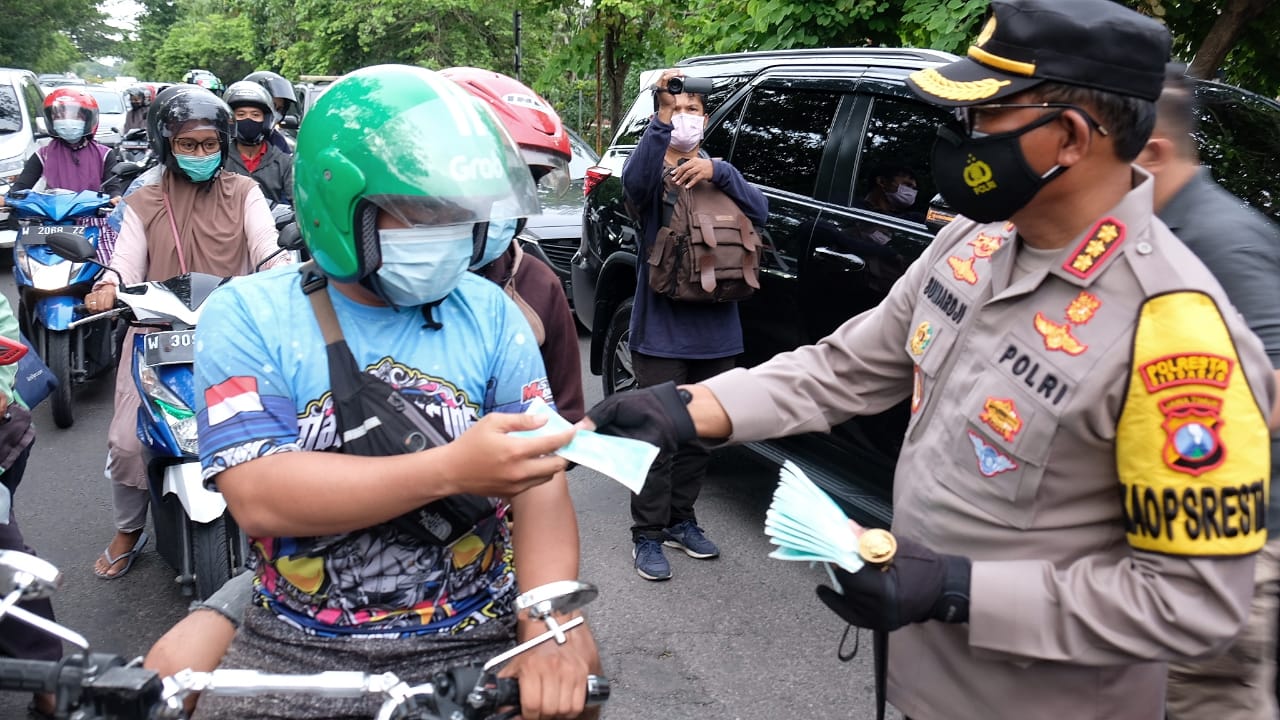Polresta Sidoarjo Bagi 100 Ribu Masker Selama 10 Hari