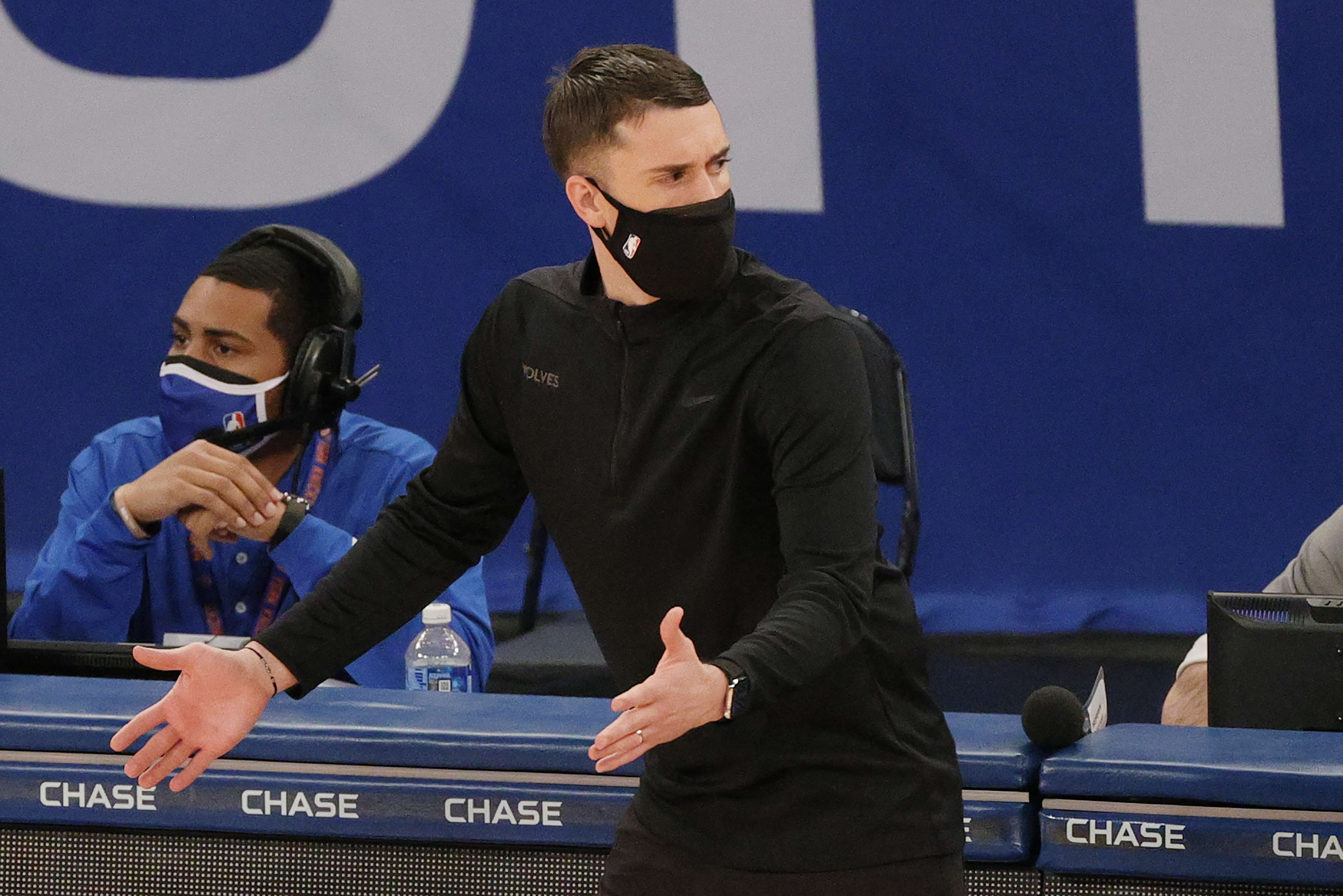 Minnesota Timberwolves memecat pelatih kepala Ryan Saunders (berdiri) karena memiliki catatan yang buruk. 