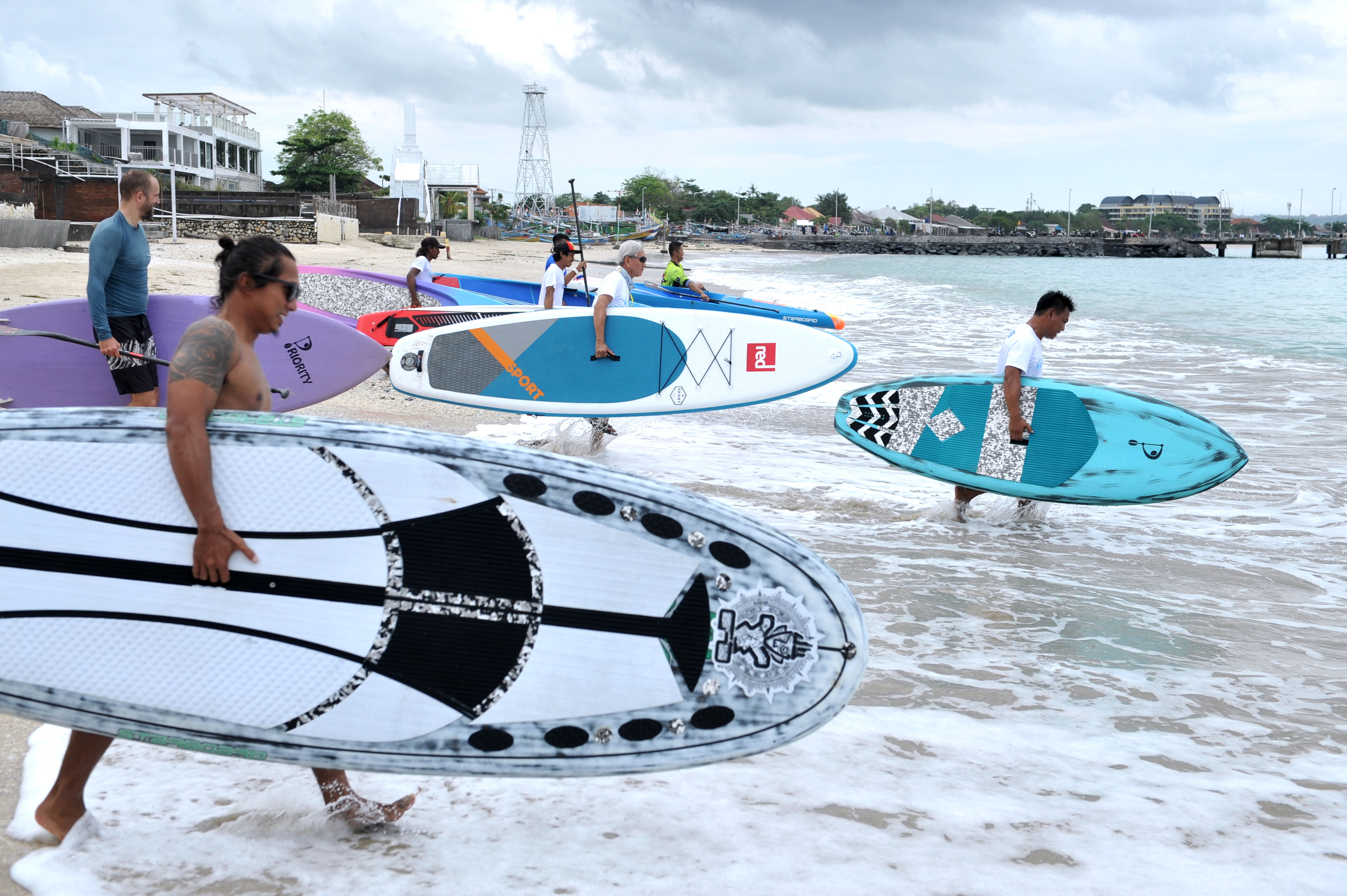 Peserta fun paddle di kawasan Pantai Kelan, Badung, Bali.
