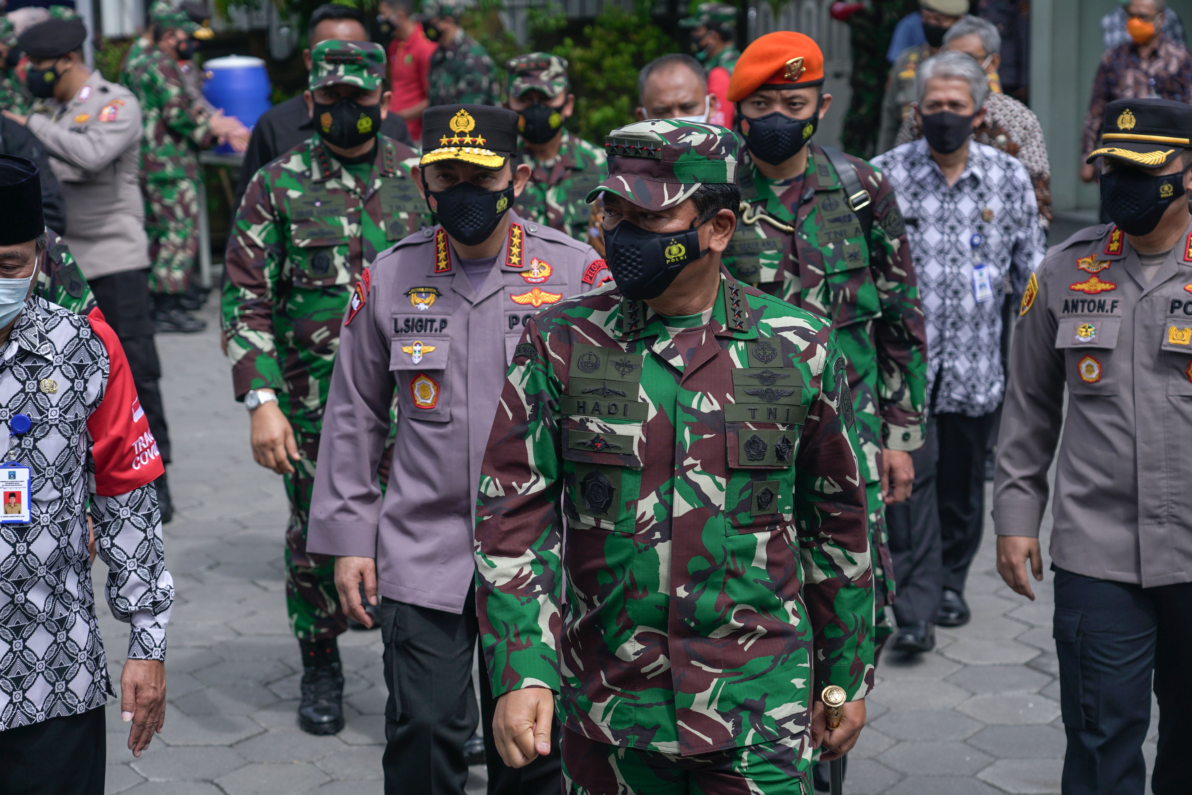 Panglima TNI Marsekal Hadi Tjahjanto dan Kapolri Jenderal Listyo Sigit Prabowo mengunjungi Desa Maguwoharjo, Sleman, DIY, Jumat (19/2)